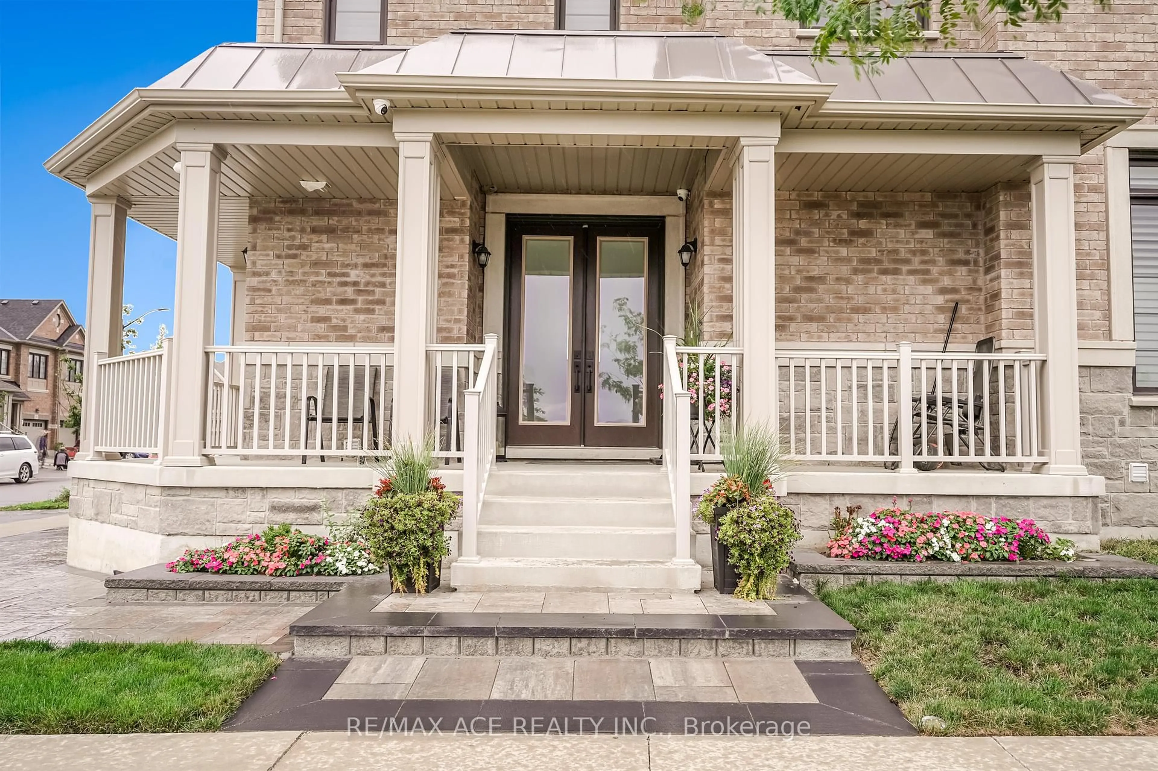 Indoor entryway for 1 Macpherson St, Whitby Ontario L1P 0N4