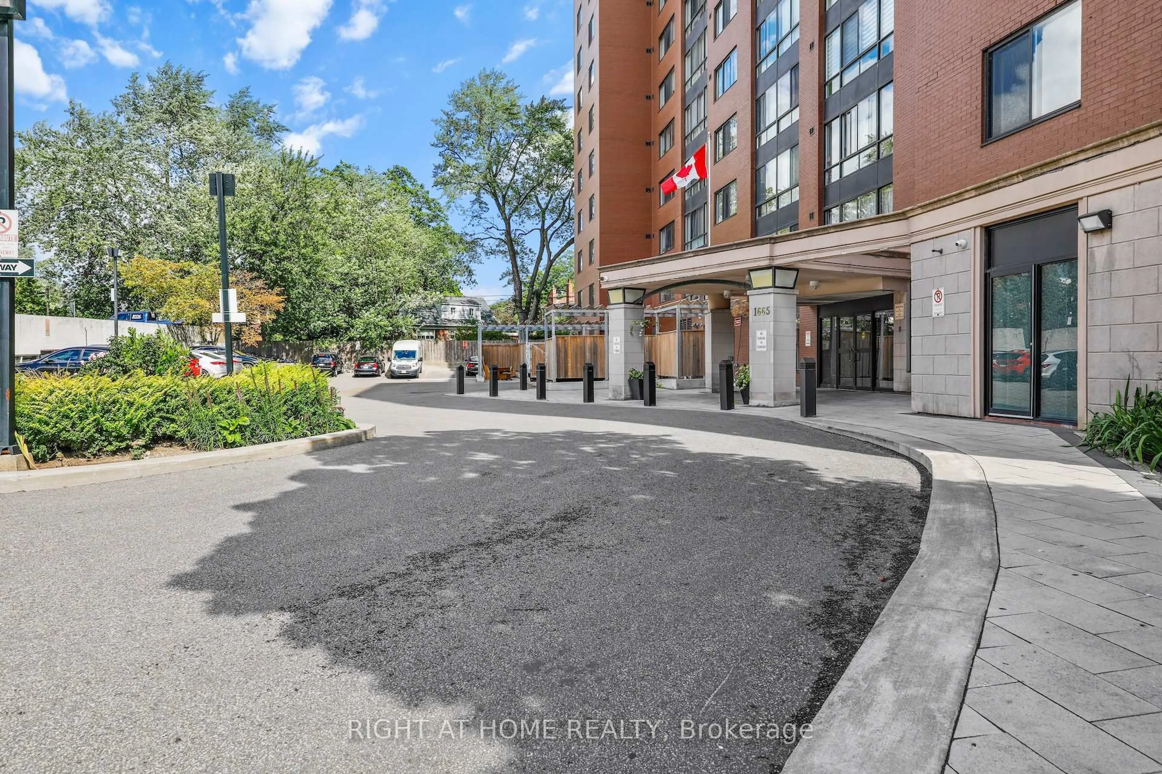 Patio, street for 1665 Victoria Park Ave #206, Toronto Ontario M1R 5E5