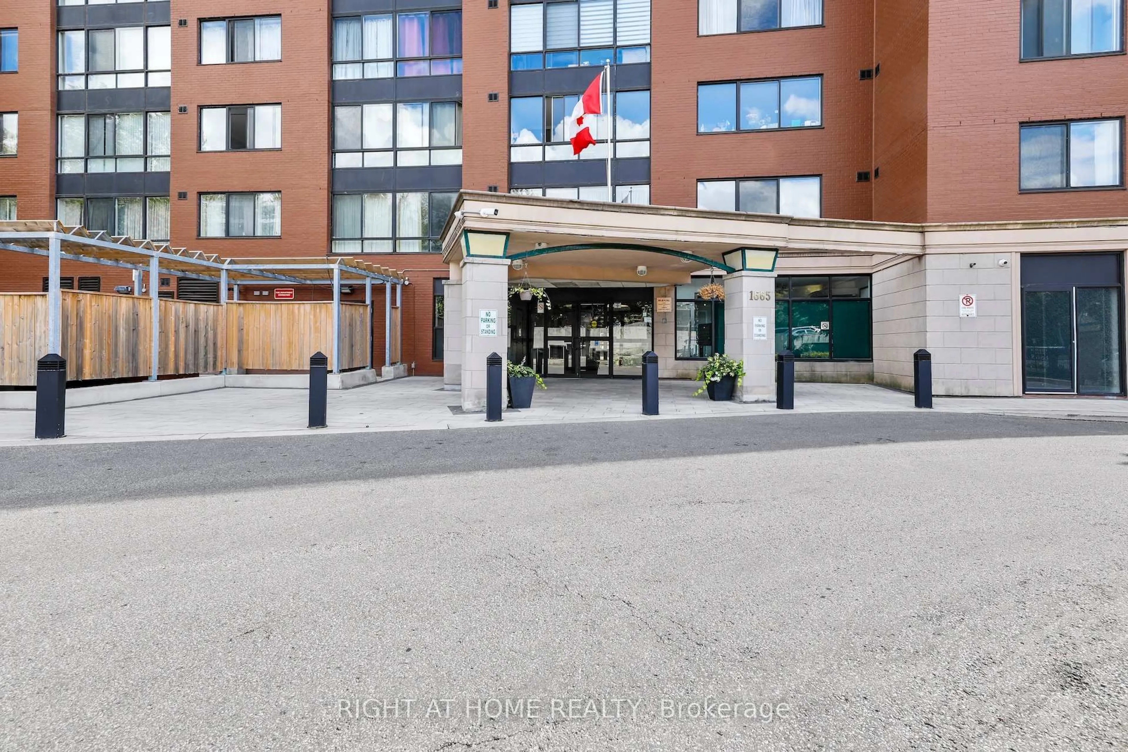 Indoor foyer for 1665 Victoria Park Ave #206, Toronto Ontario M1R 5E5