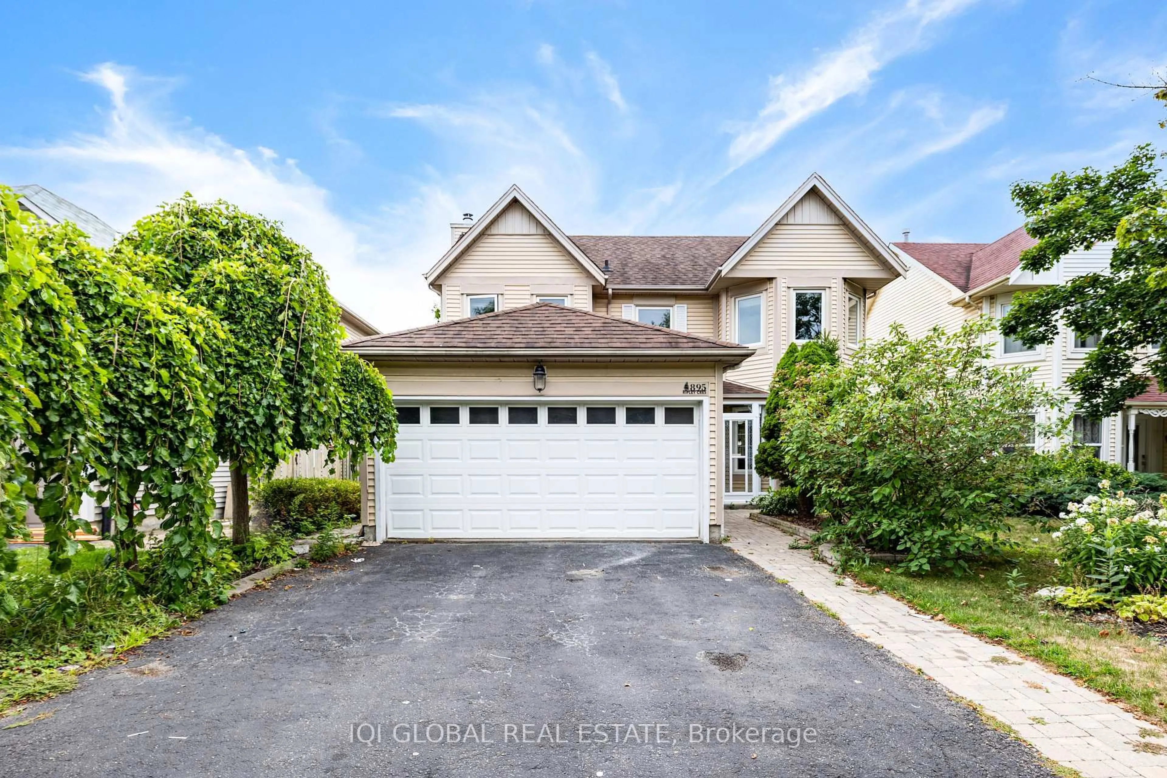 A pic from outside/outdoor area/front of a property/back of a property/a pic from drone, street for 895 Ripley Cres, Oshawa Ontario L1K 2E8
