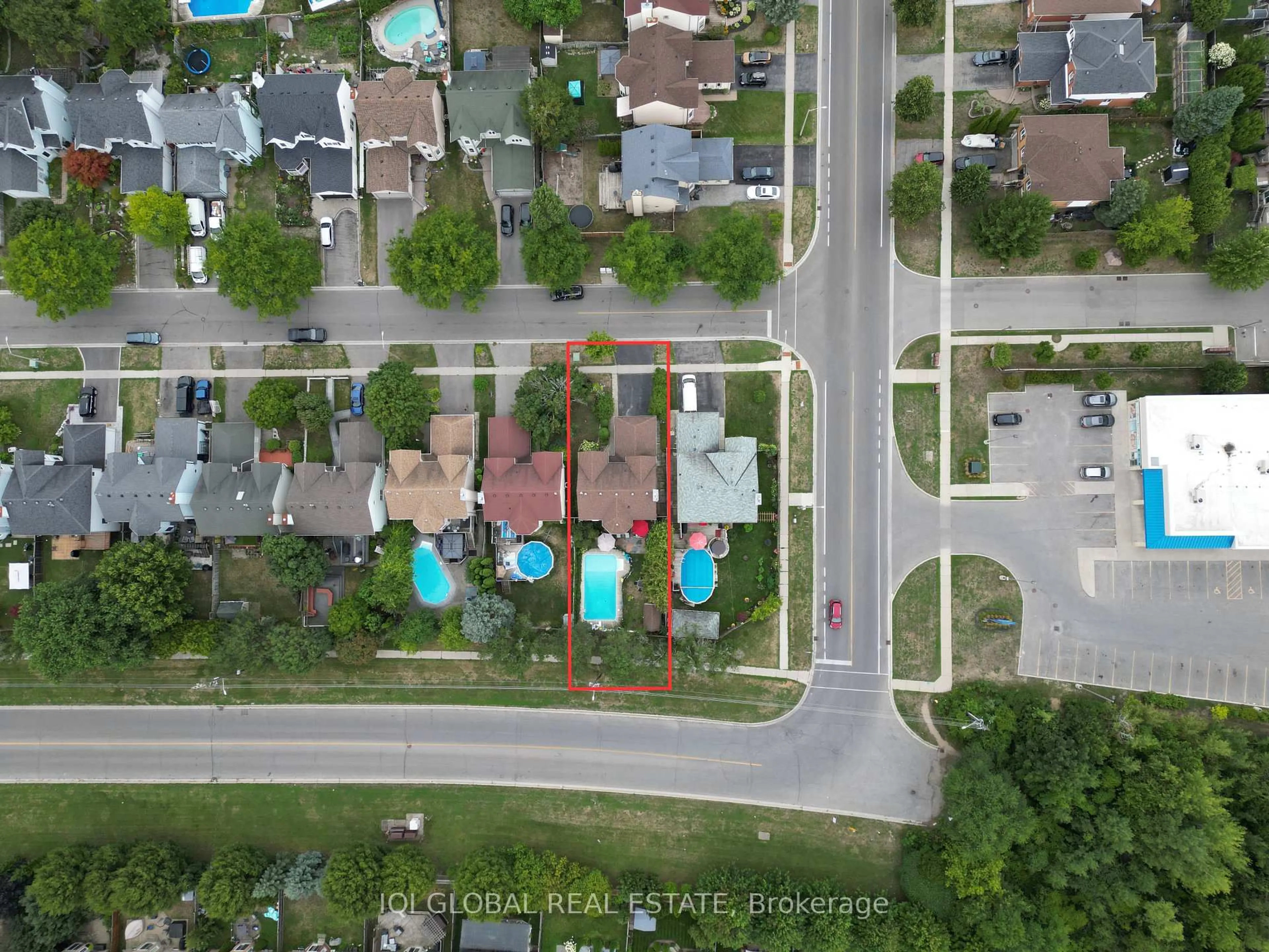 A pic from outside/outdoor area/front of a property/back of a property/a pic from drone, street for 895 Ripley Cres, Oshawa Ontario L1K 2E8