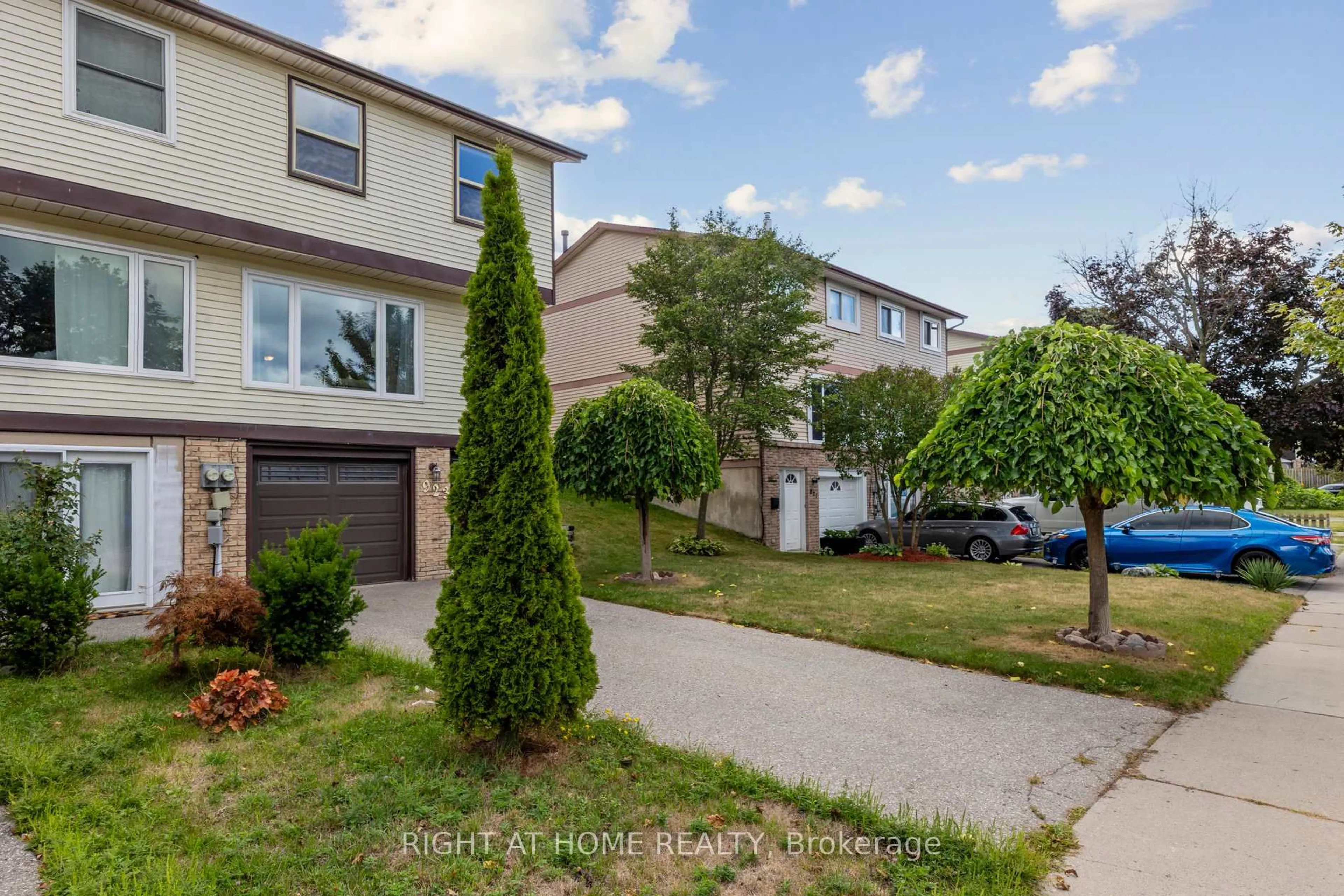 A pic from outside/outdoor area/front of a property/back of a property/a pic from drone, street for 923 Southridge St, Oshawa Ontario L1H 8A4