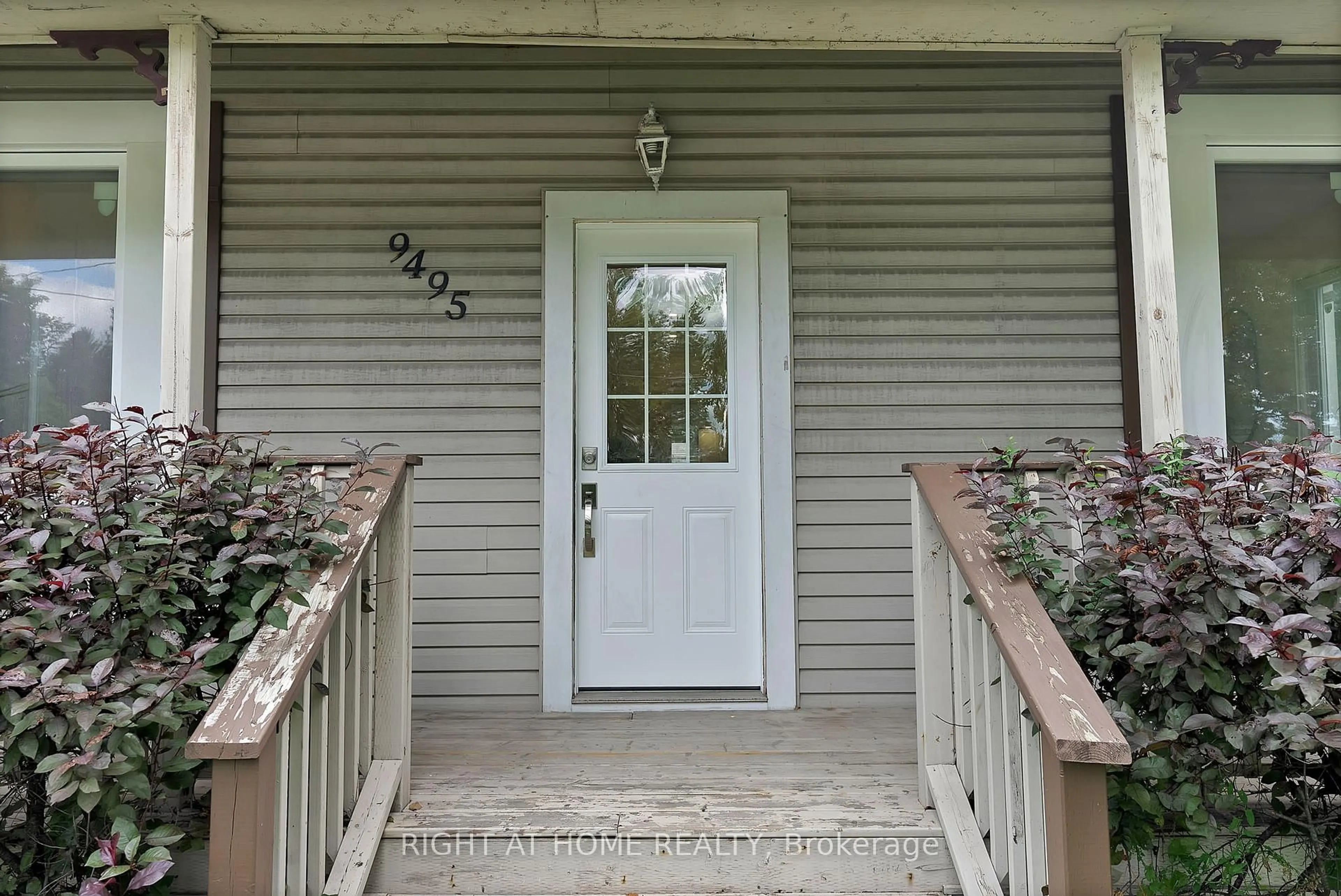 Indoor entryway for 9495 Baldwin St, Whitby Ontario L0B 1A0