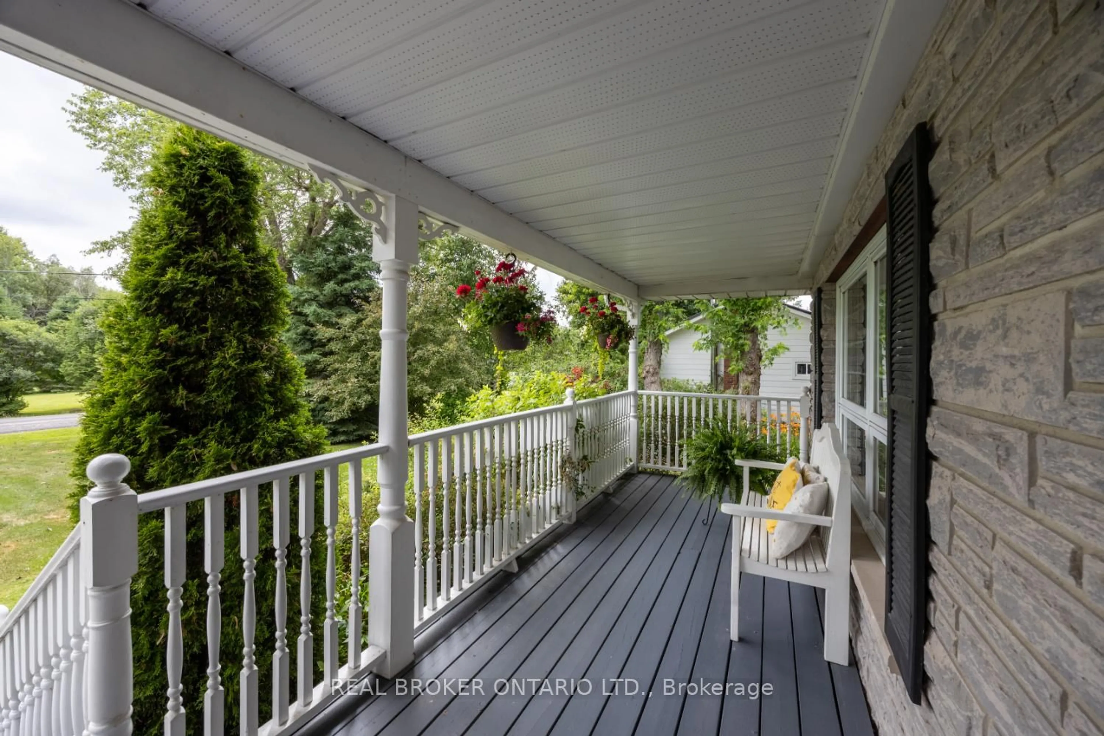 Patio, street for 10 Brownsville Crt, Clarington Ontario L1B 0L6