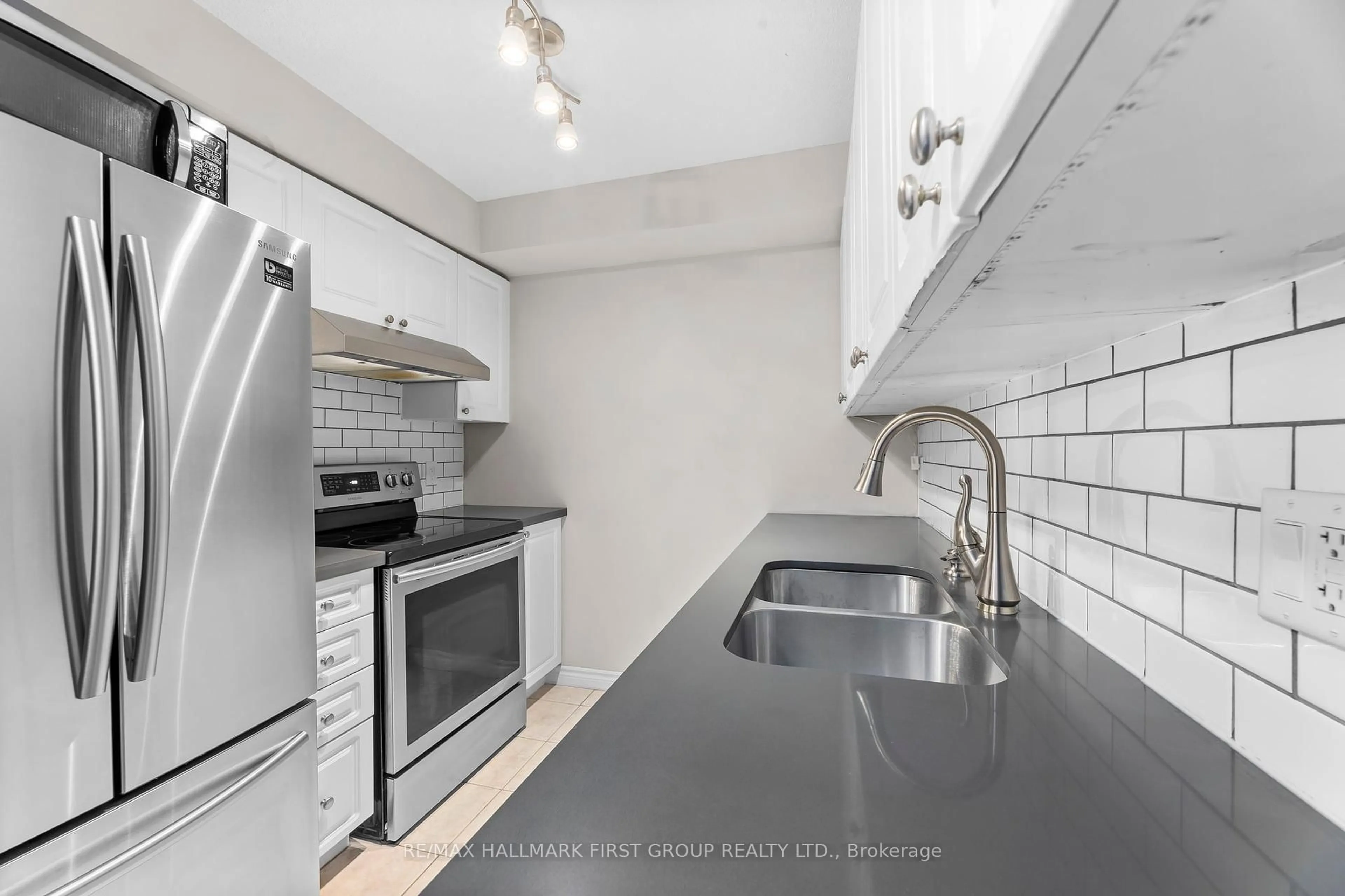 Standard kitchen, ceramic/tile floor for 684 Warden Ave #109, Toronto Ontario M1L 4W4