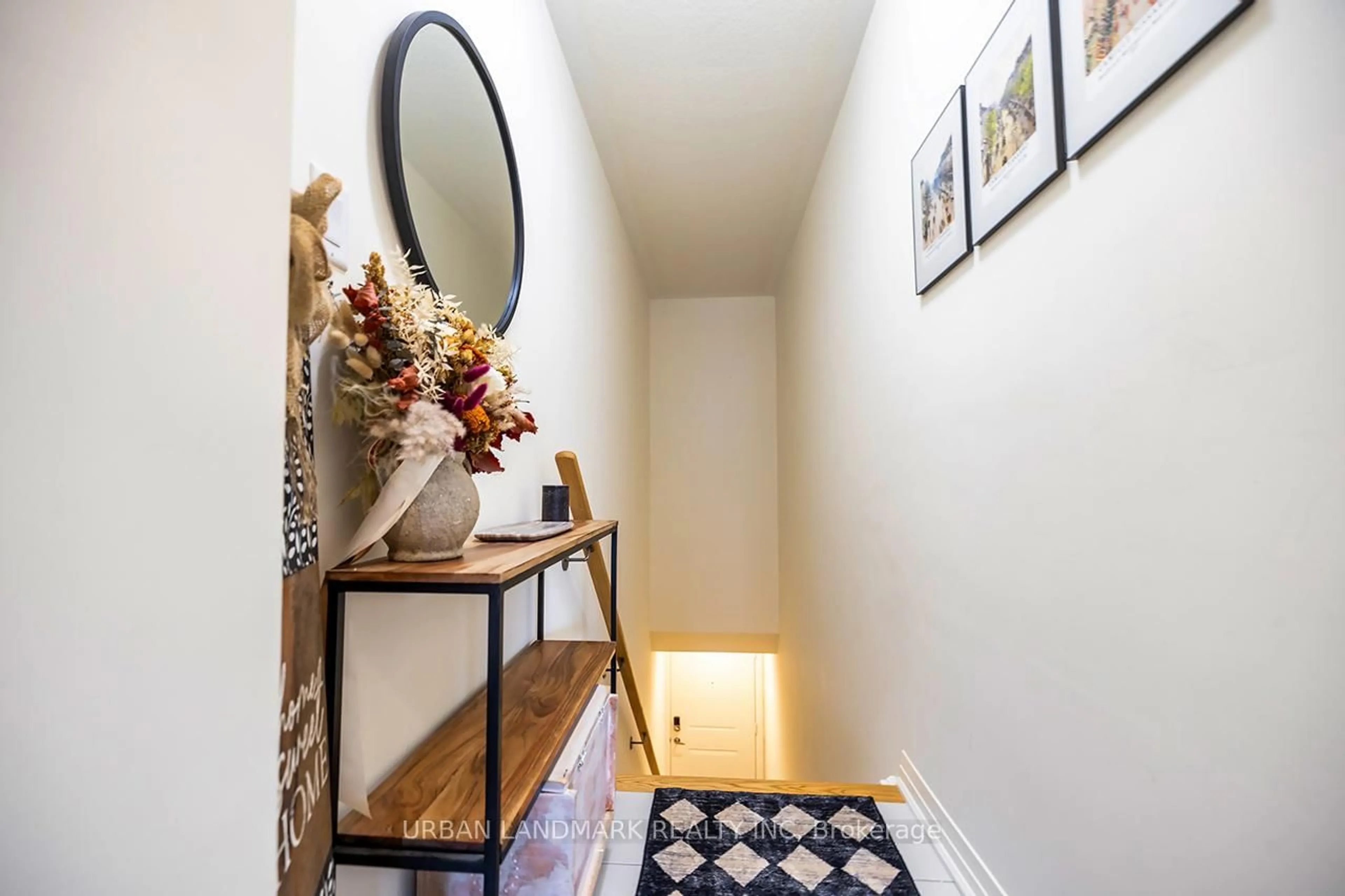 Indoor entryway for 26 Lookout Dr #26D, Clarington Ontario L1C 7G1