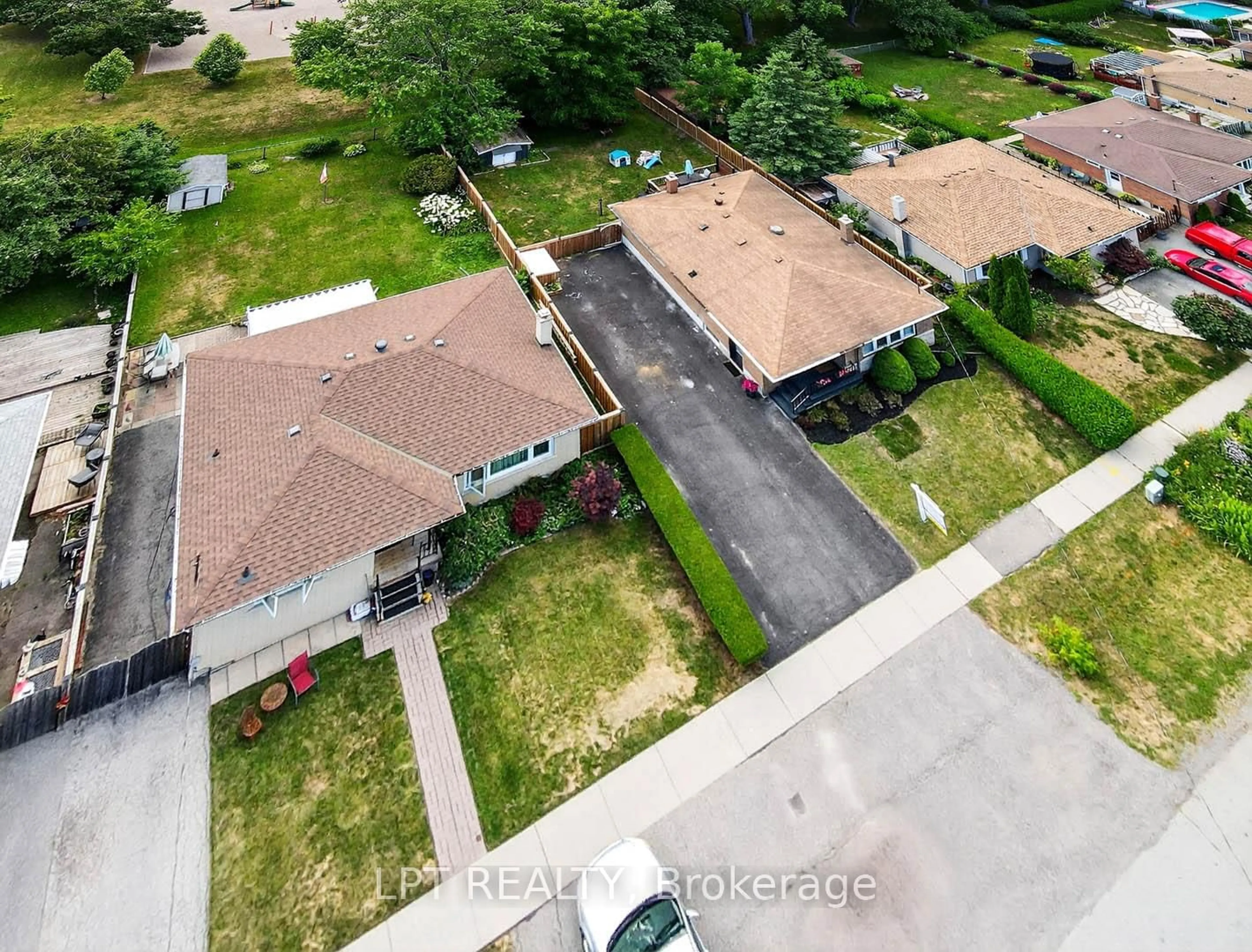 A pic from outside/outdoor area/front of a property/back of a property/a pic from drone, street for 918 Walton Blvd, Whitby Ontario L1N 3G5