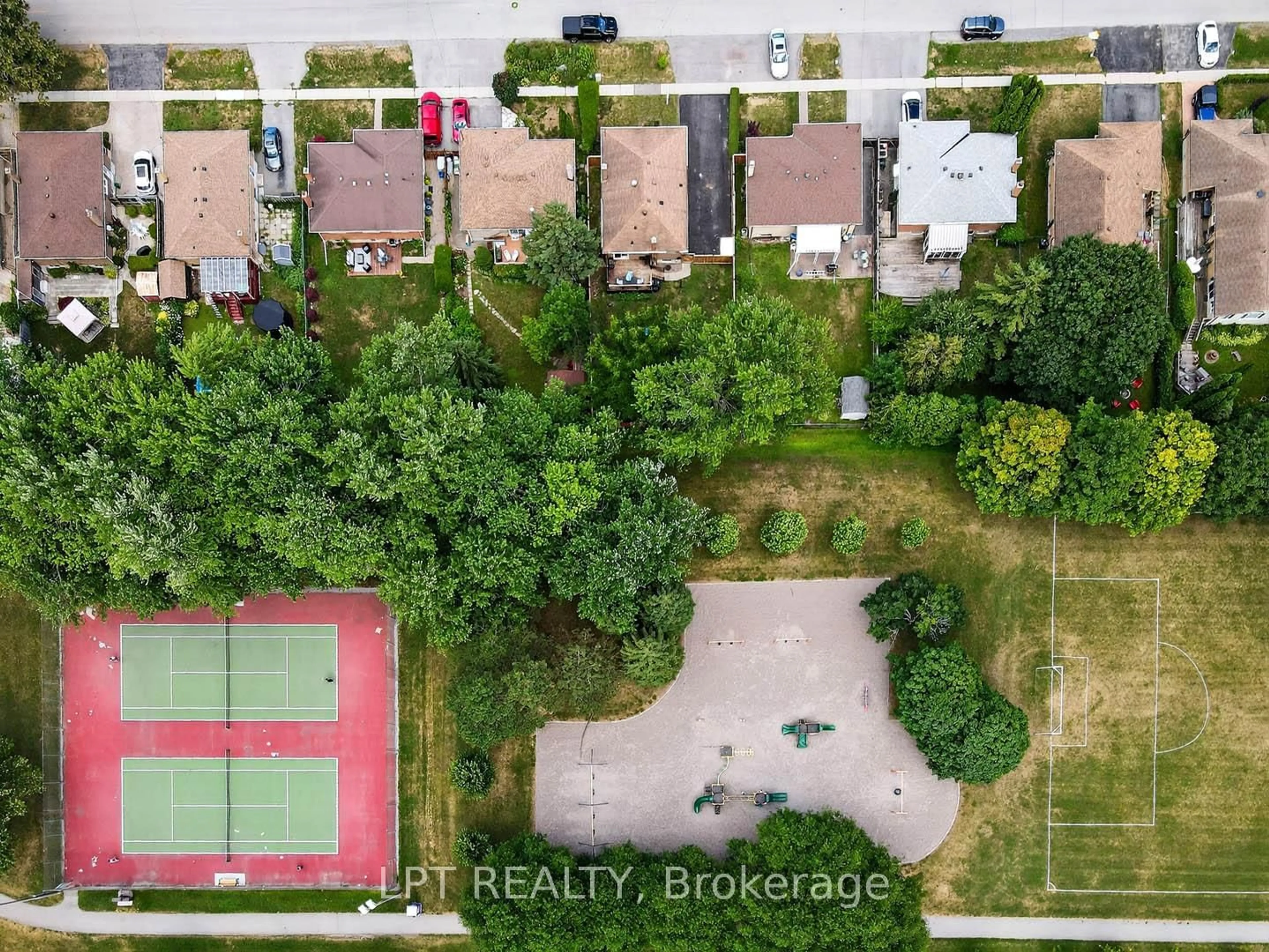 A pic from outside/outdoor area/front of a property/back of a property/a pic from drone, unknown for 918 Walton Blvd, Whitby Ontario L1N 3G5