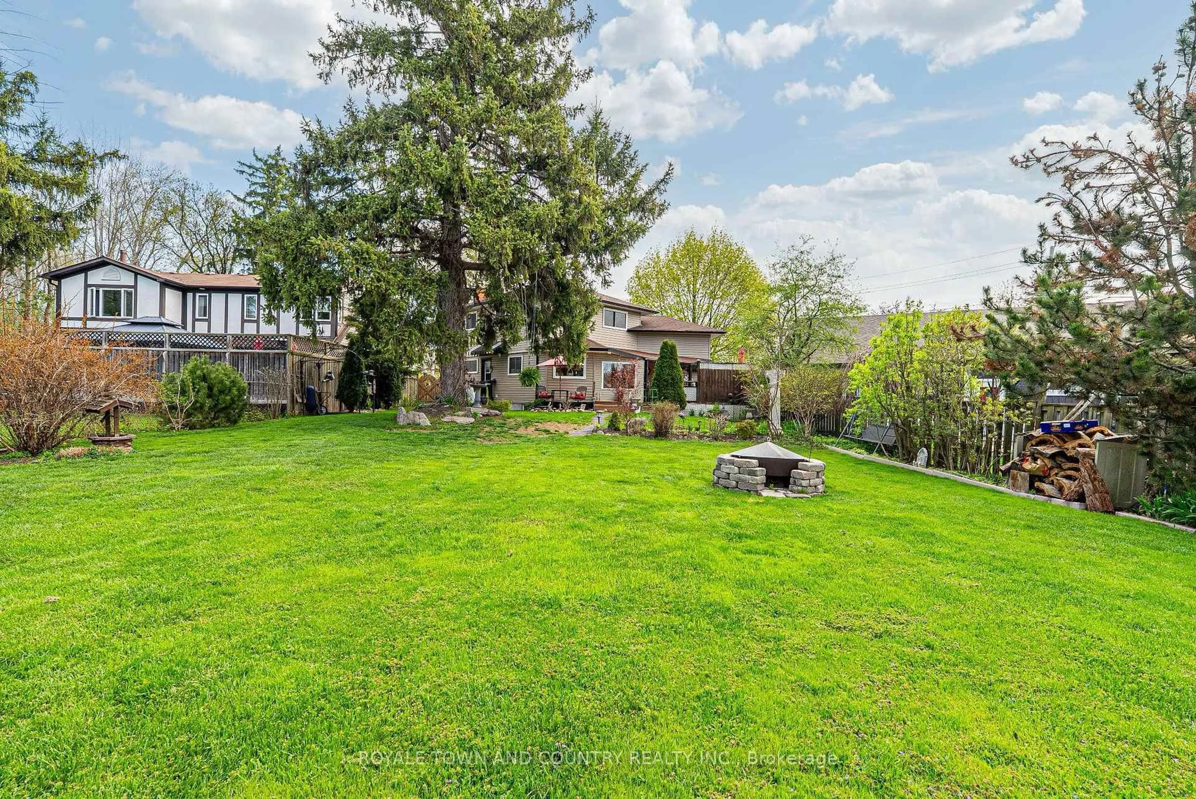 A pic from outside/outdoor area/front of a property/back of a property/a pic from drone, unknown for 5090 Baldwin St, Whitby Ontario L1M 1T3