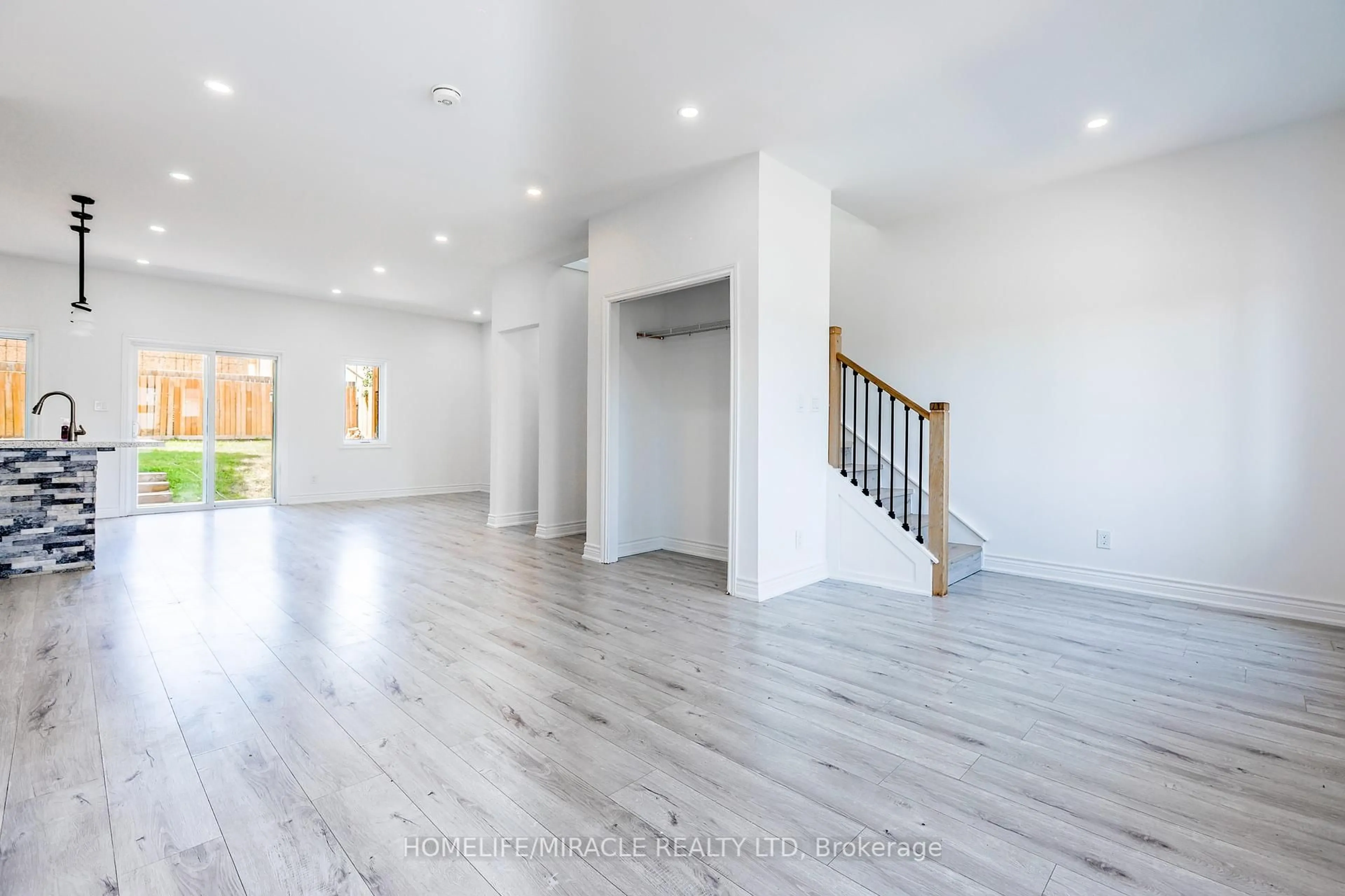 Indoor foyer for 308 Nassau St, Oshawa Ontario L1J 4A8