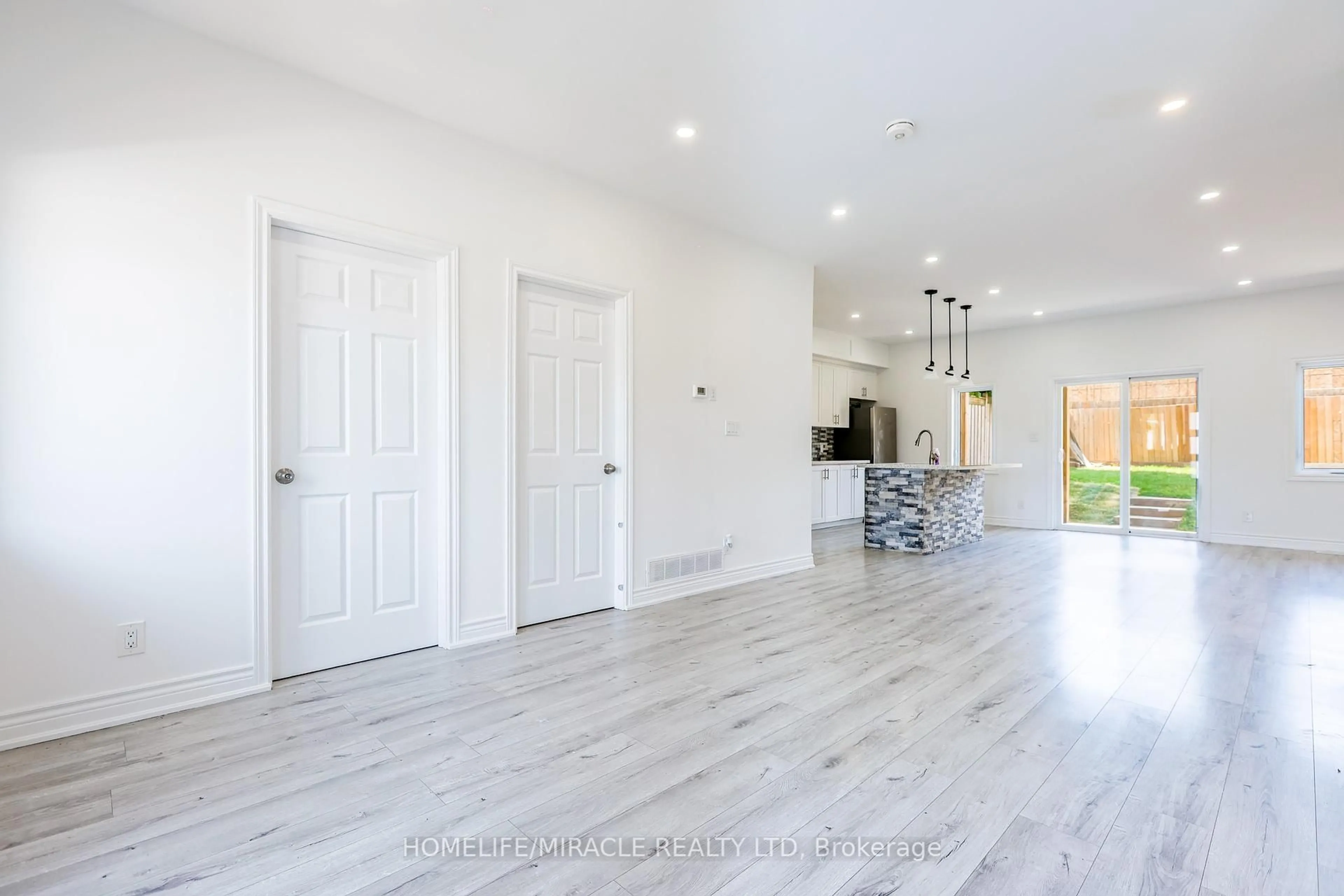 Indoor entryway for 308 Nassau St, Oshawa Ontario L1J 4A8