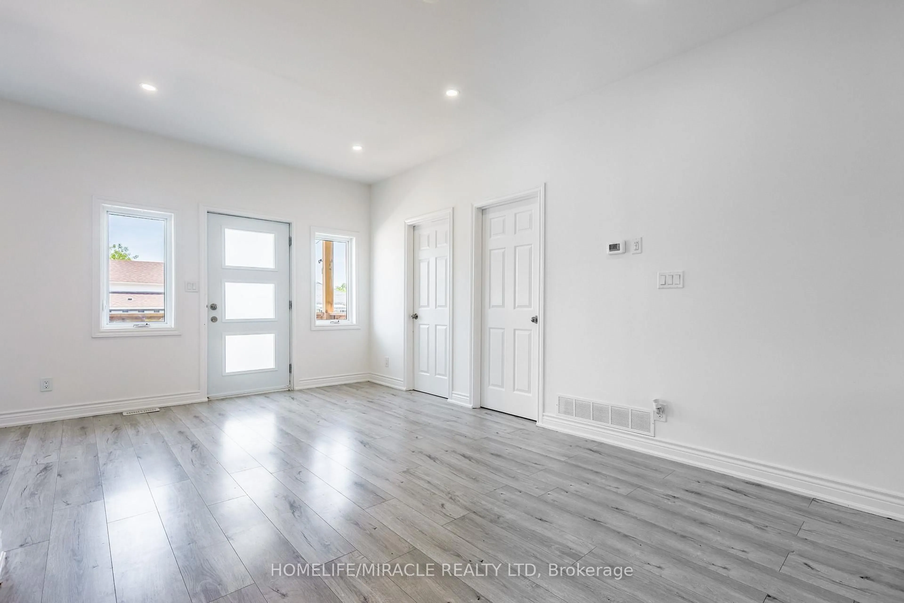 Indoor entryway for 308 Nassau St, Oshawa Ontario L1J 4A8