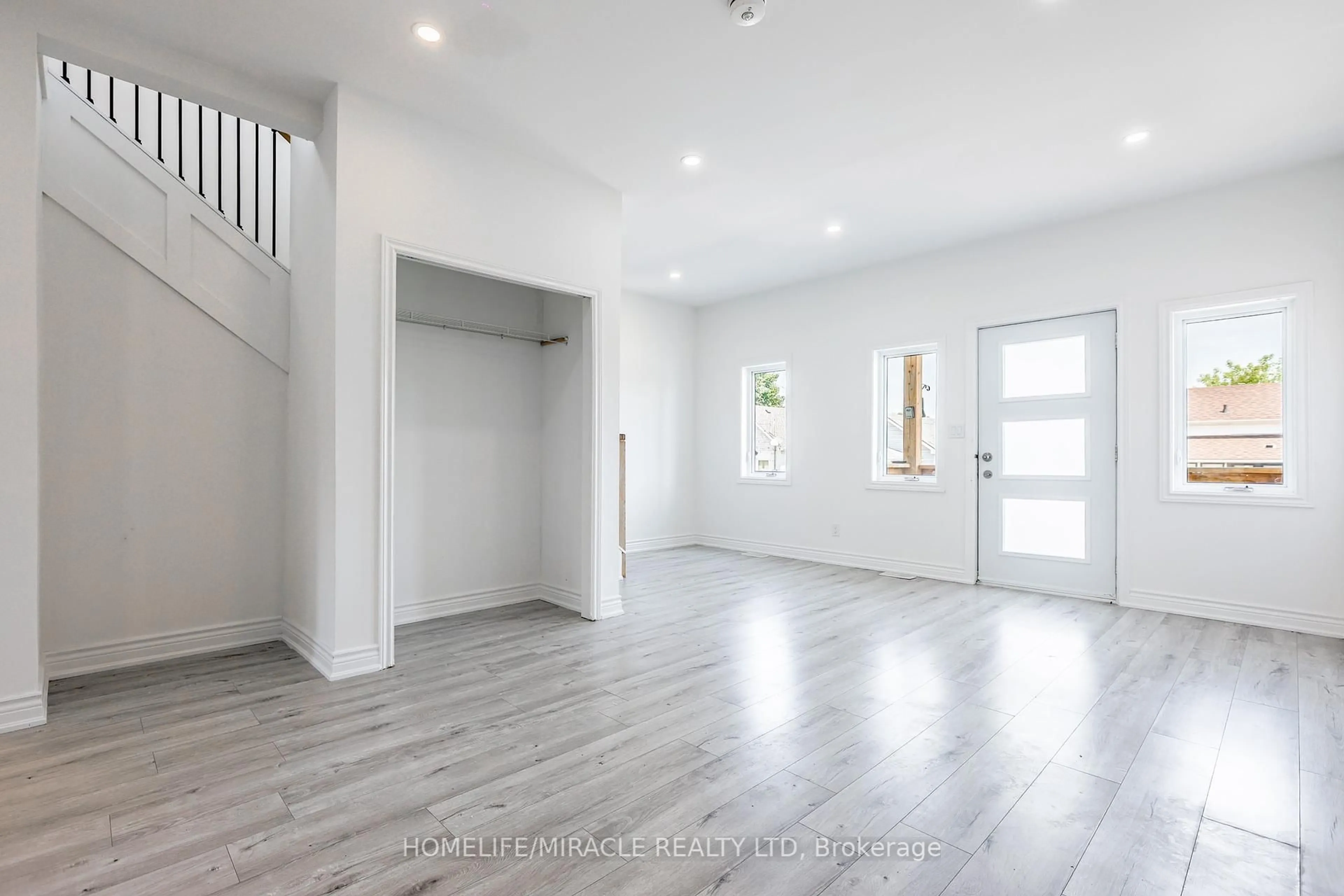 Indoor entryway for 308 Nassau St, Oshawa Ontario L1J 4A8