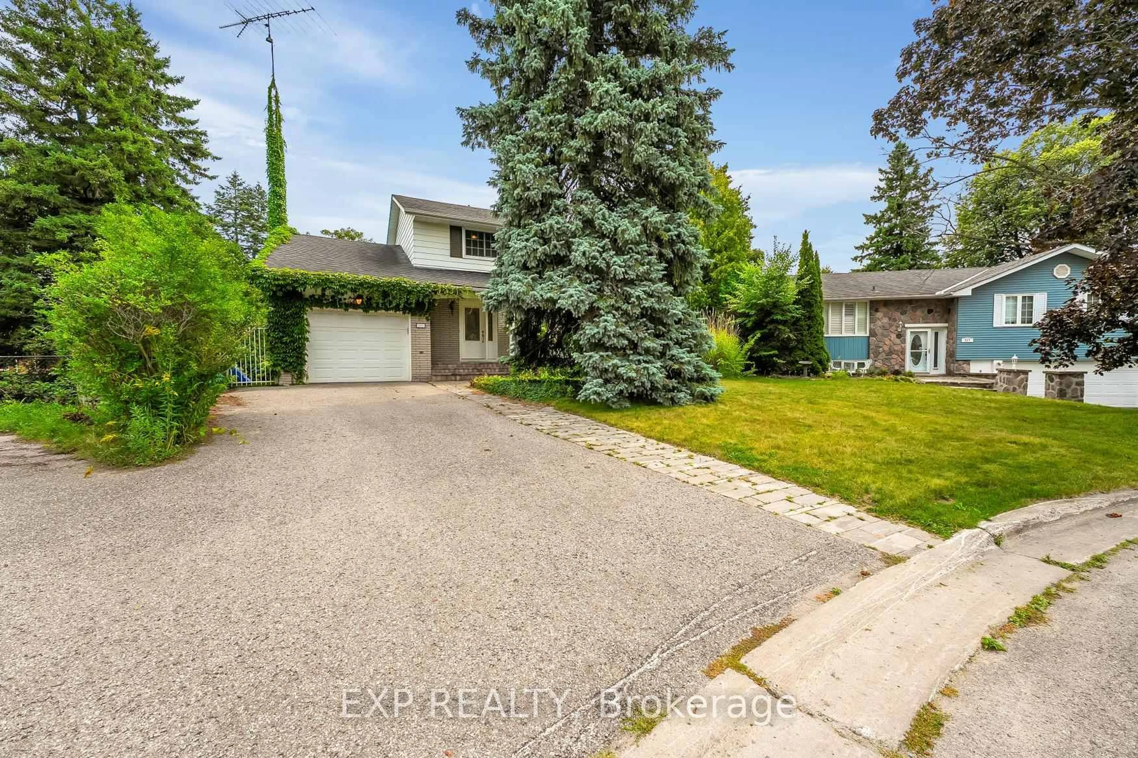 A pic from outside/outdoor area/front of a property/back of a property/a pic from drone, street for 223 Violet Crt, Oshawa Ontario L1G 3E6
