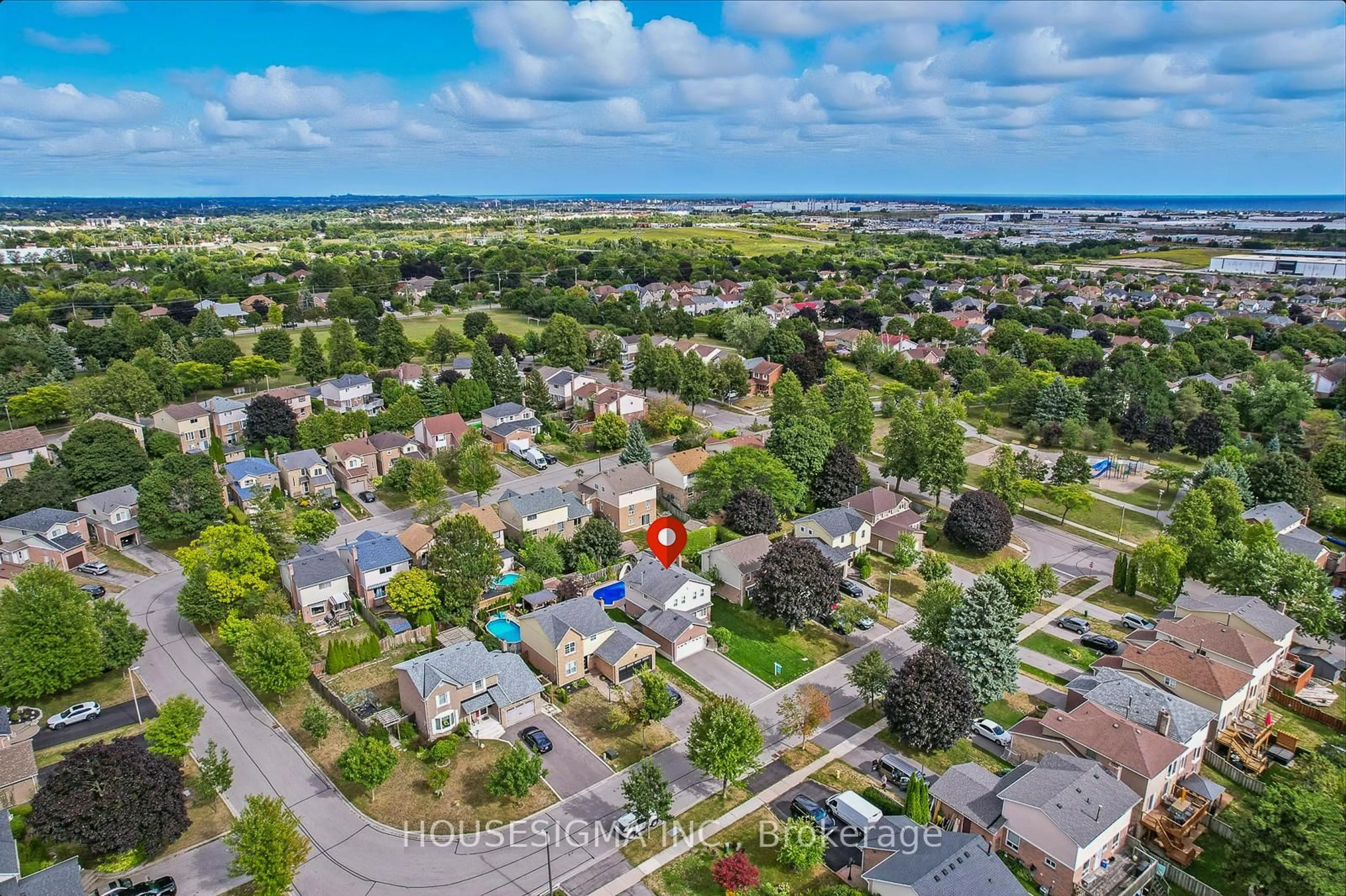 A pic from outside/outdoor area/front of a property/back of a property/a pic from drone, street for 47 Winston Cres, Whitby Ontario L1N 6Y3