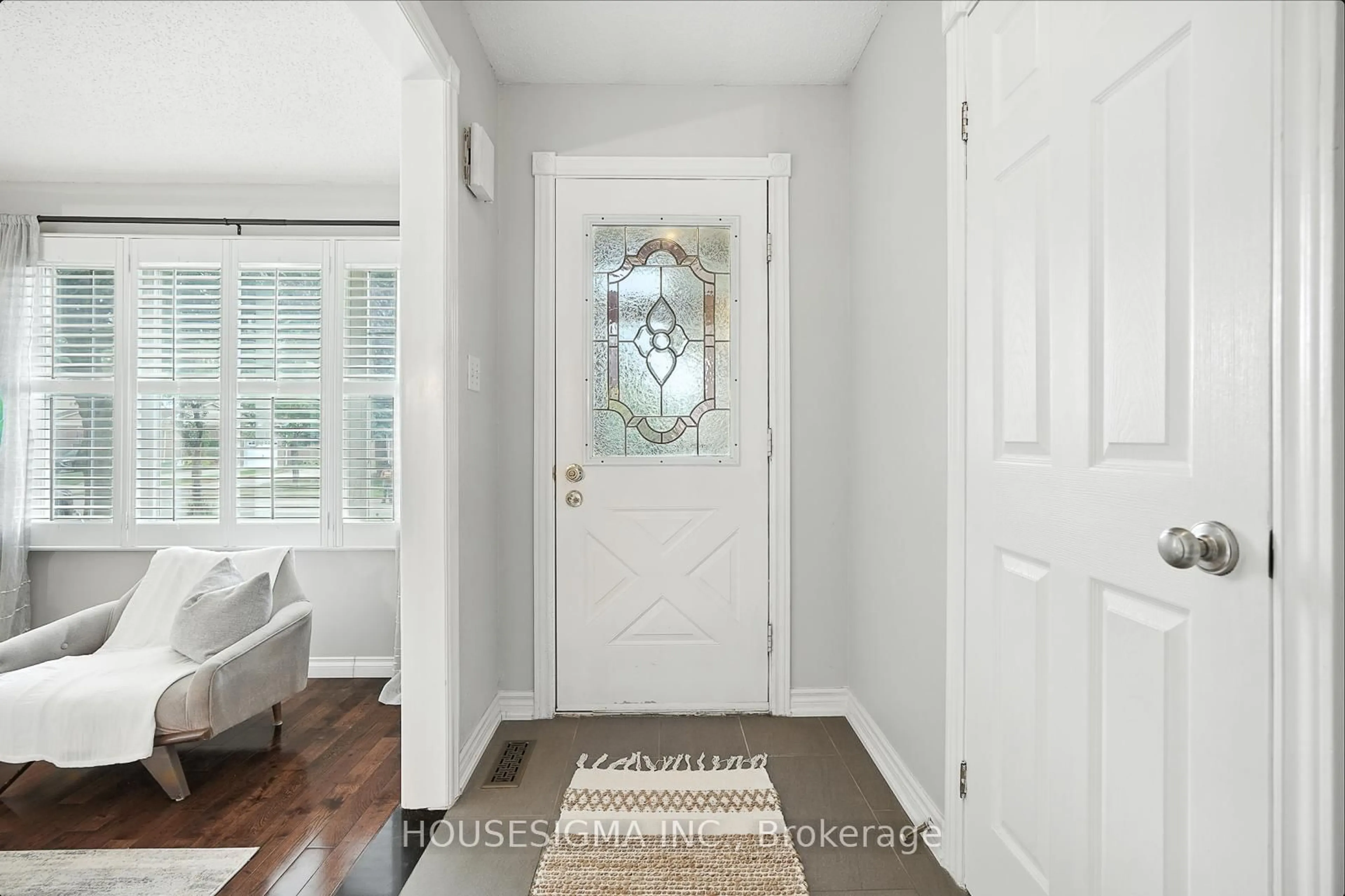 Indoor entryway for 47 Winston Cres, Whitby Ontario L1N 6Y3