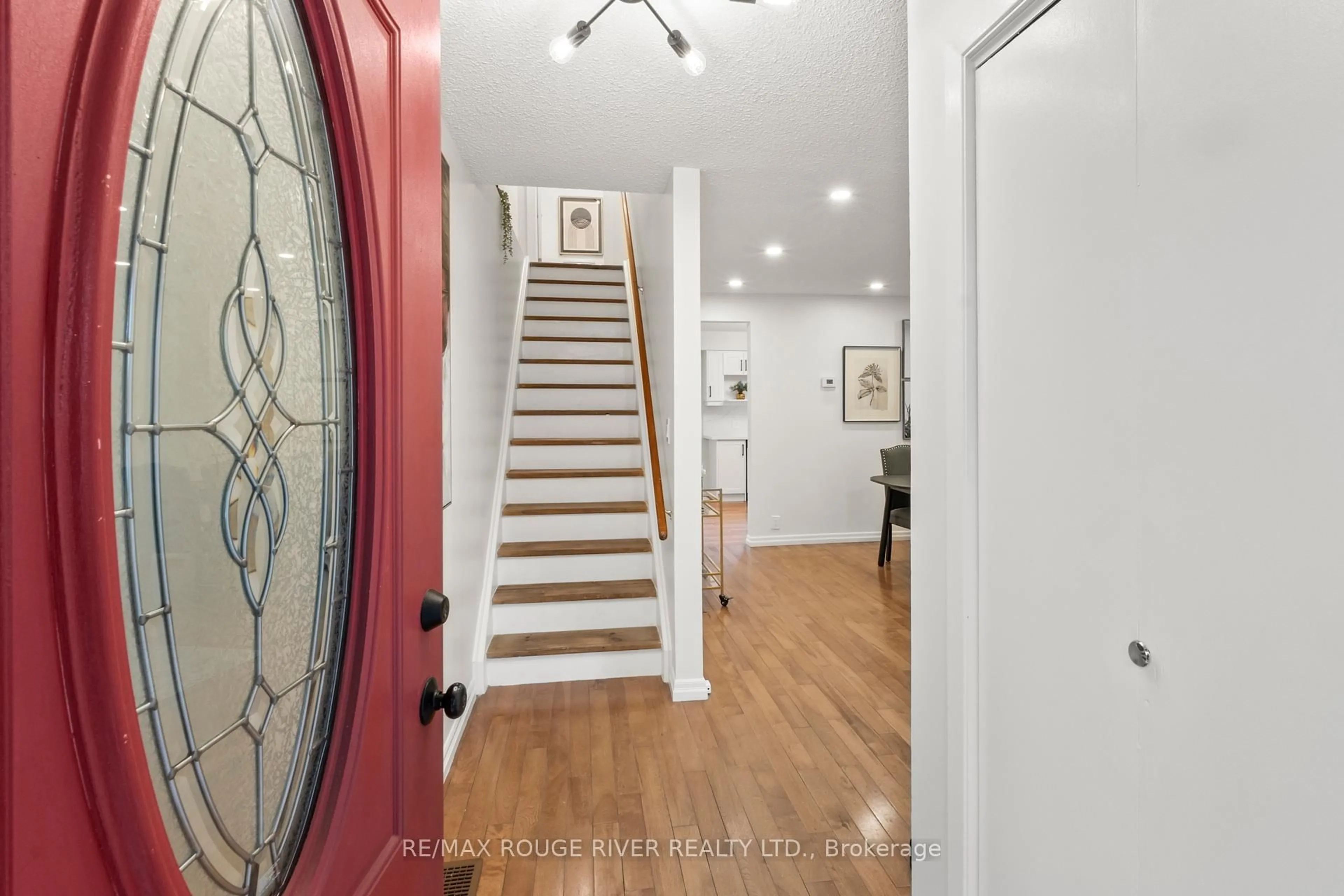 Indoor entryway for 516 Kent St, Whitby Ontario L1N 4Y9