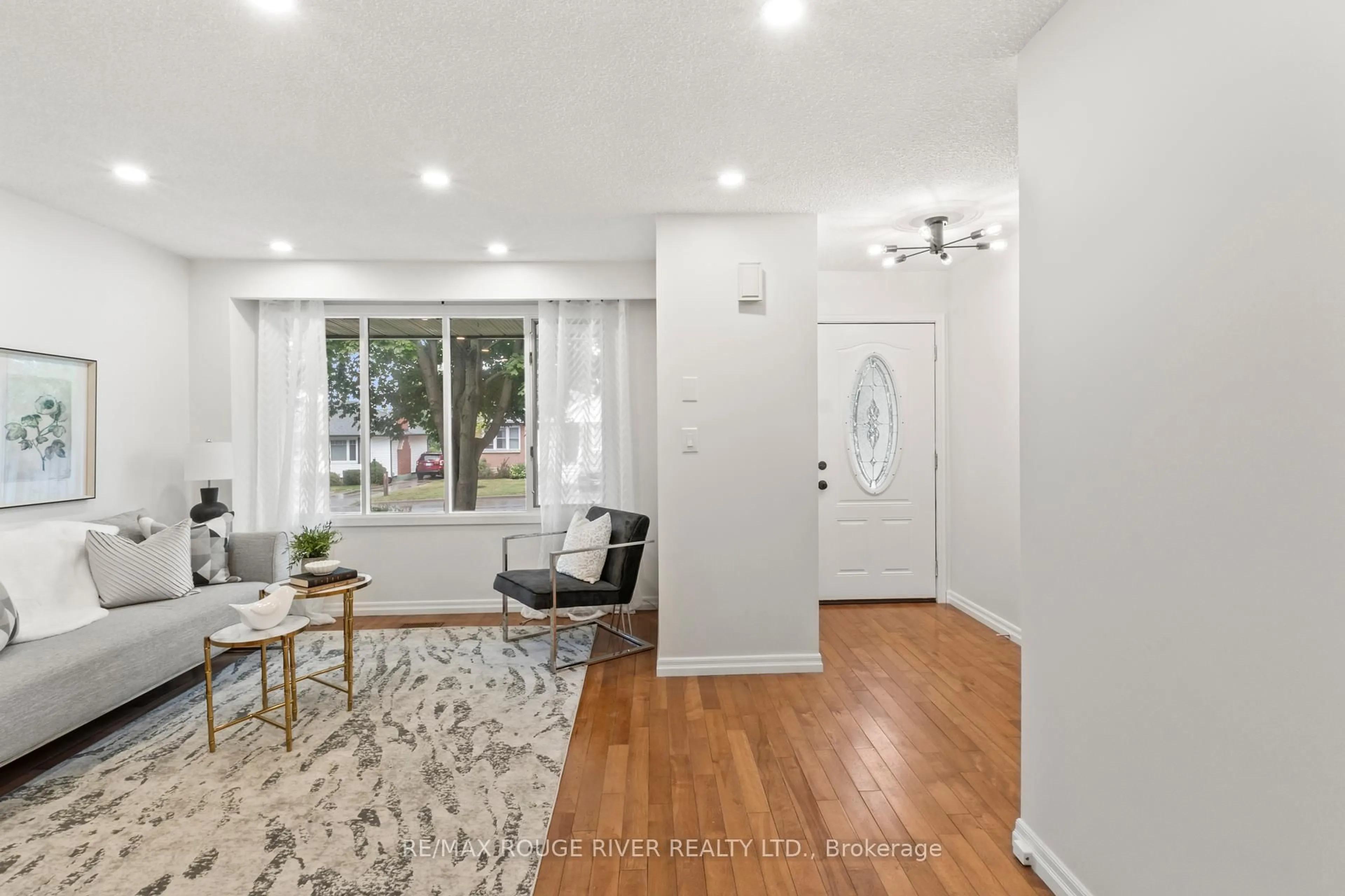 Indoor entryway for 516 Kent St, Whitby Ontario L1N 4Y9