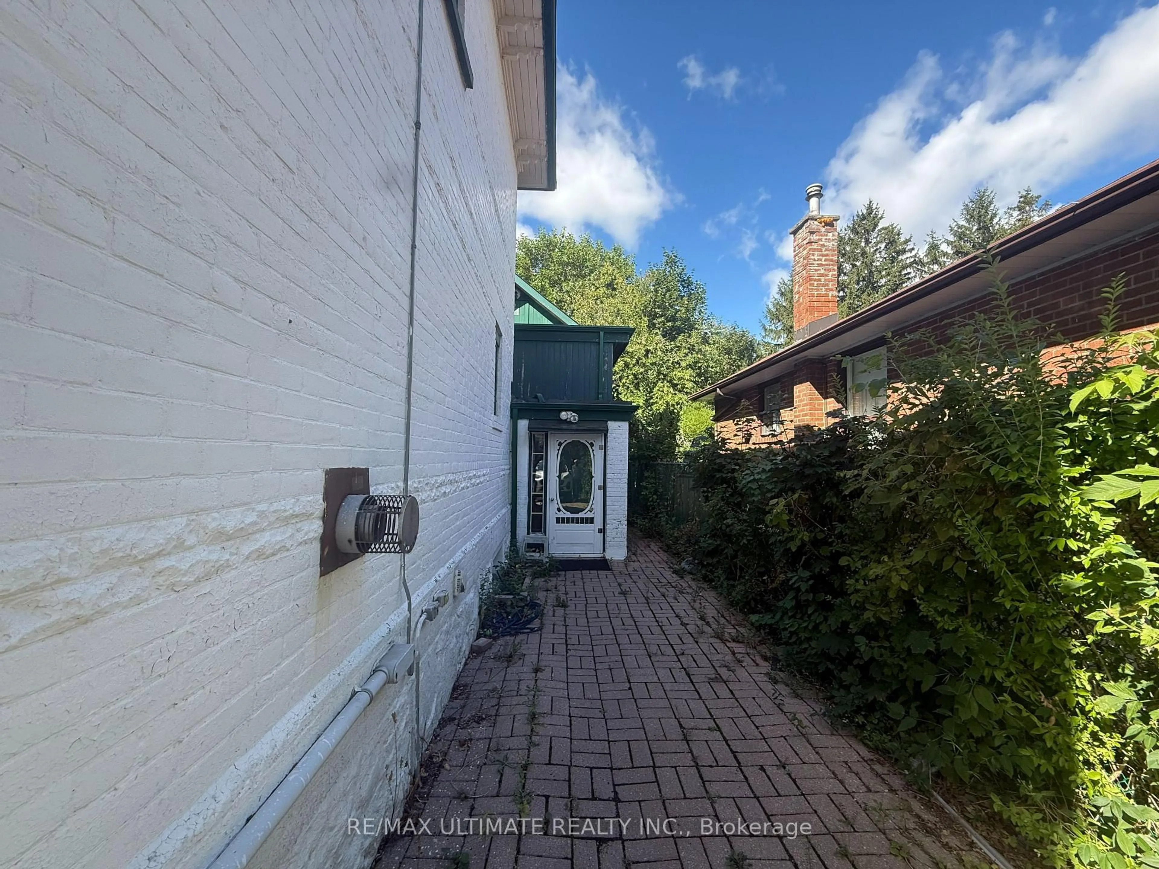 A pic from outside/outdoor area/front of a property/back of a property/a pic from drone, street for 544 Bellamy Rd, Toronto Ontario M1H 1G4