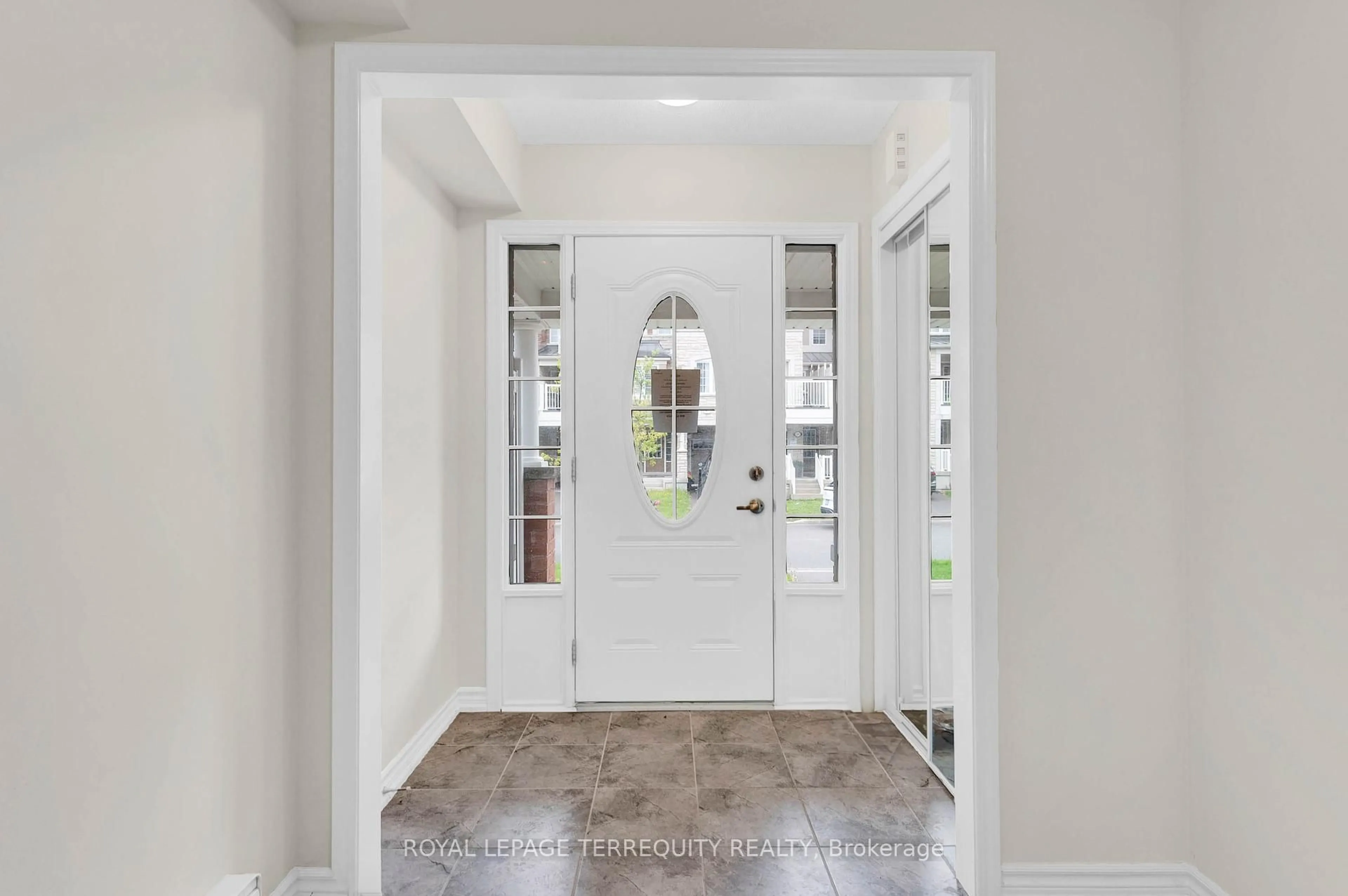 Indoor entryway for 32 Goldeye St, Whitby Ontario L1P 0E6