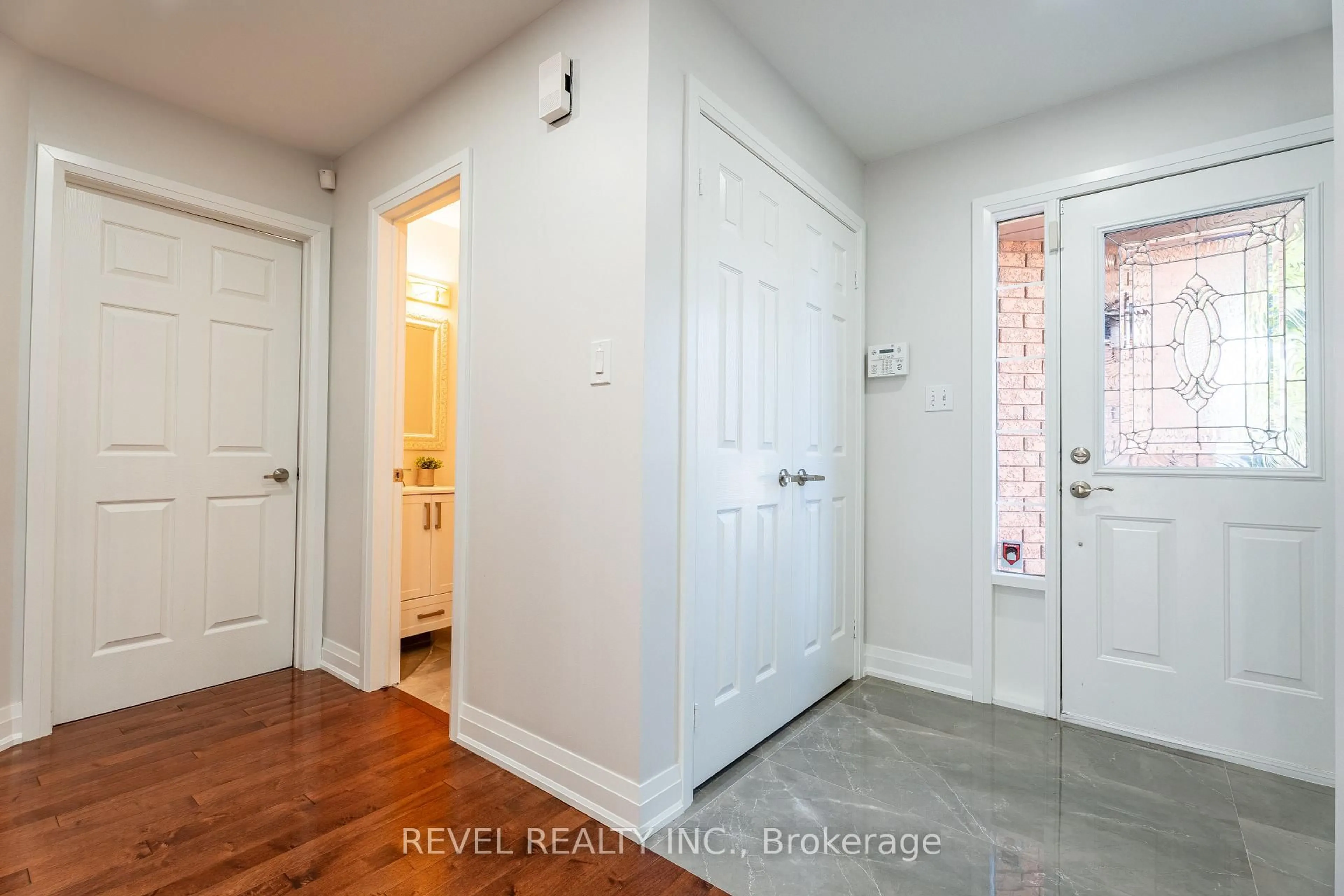 Indoor entryway for 117 Apple Blossom Blvd, Clarington Ontario L1C 4T8