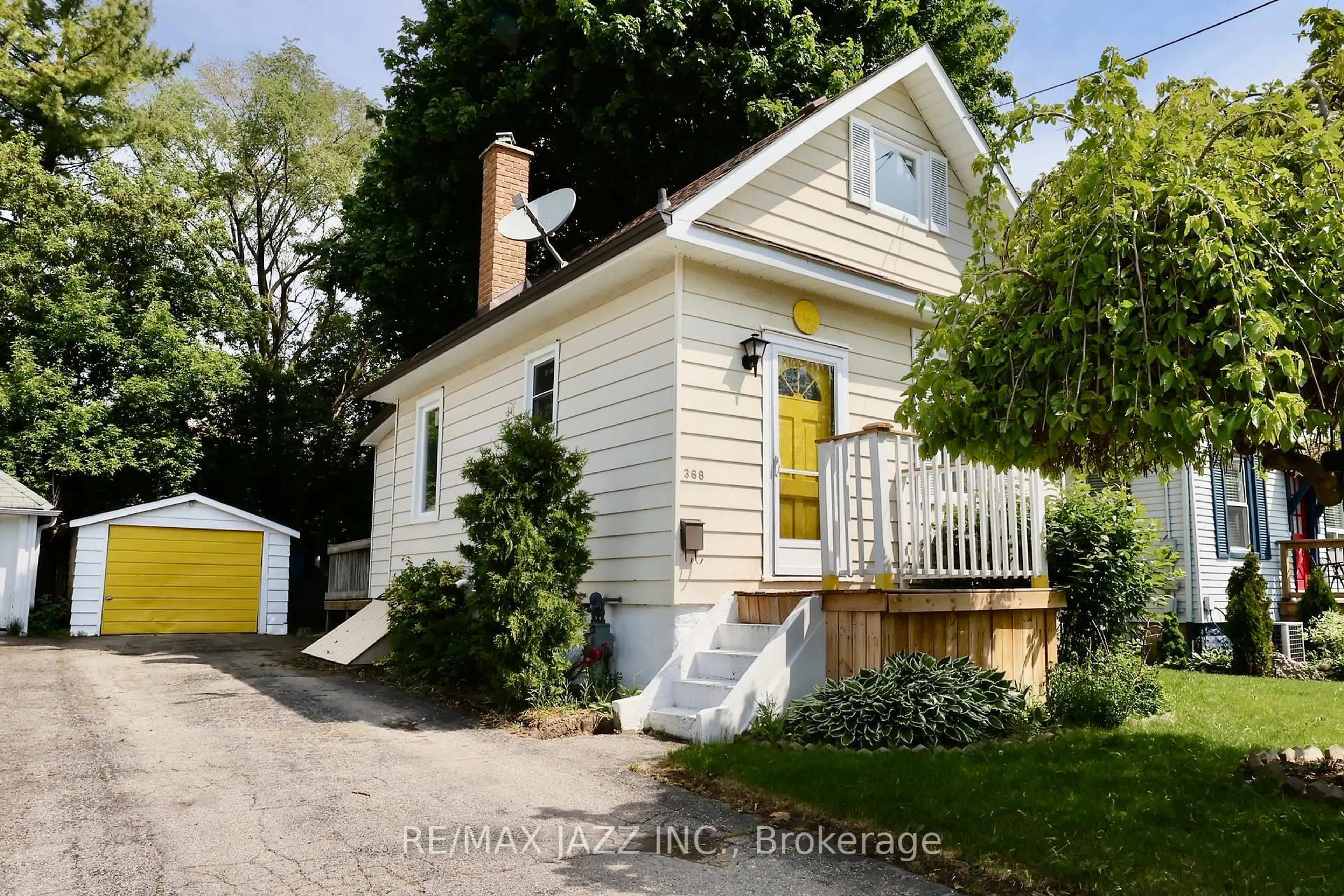 Home with vinyl exterior material, street for 368 Buena Vista Ave, Oshawa Ontario L1J 2M5