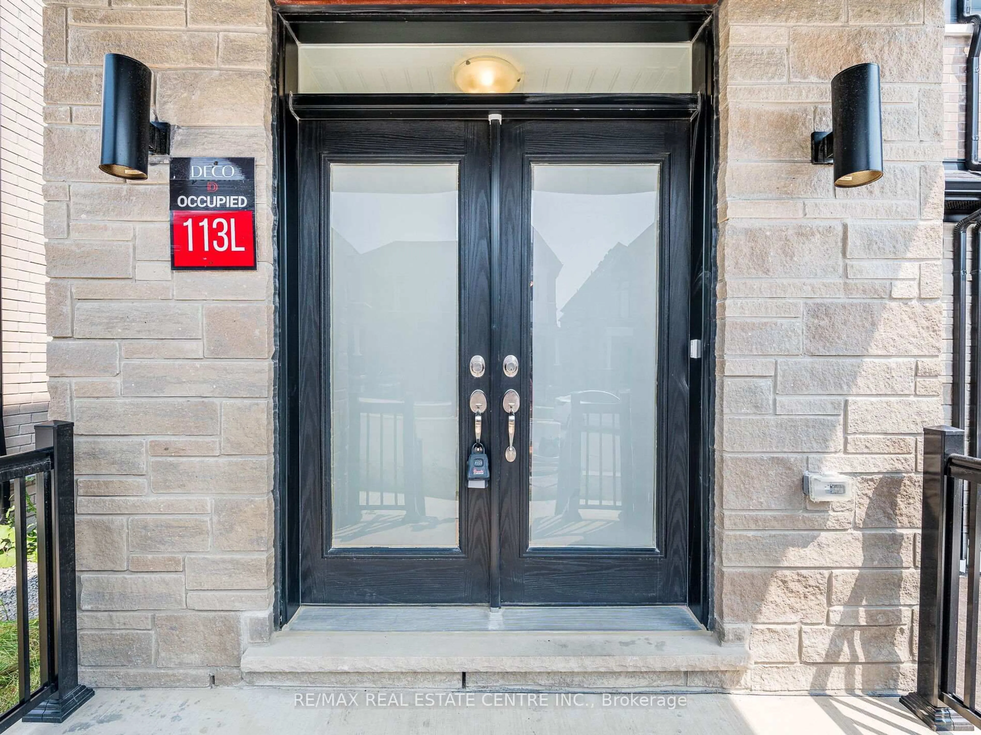 Indoor entryway for 2921 Nakina St, Pickering Ontario L1X 0P8
