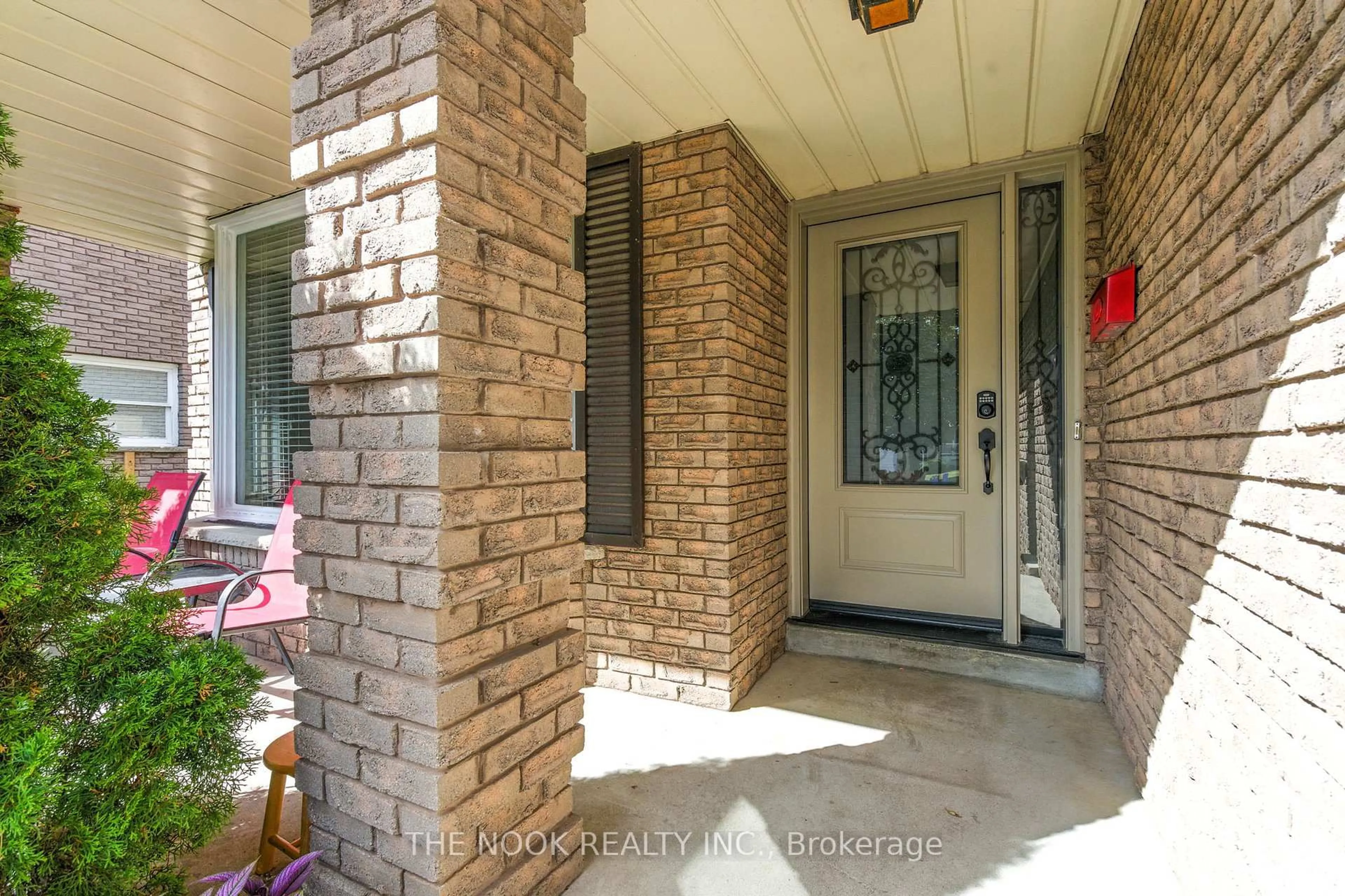 Indoor entryway for 204 Eastlawn St, Oshawa Ontario L1H 8J1