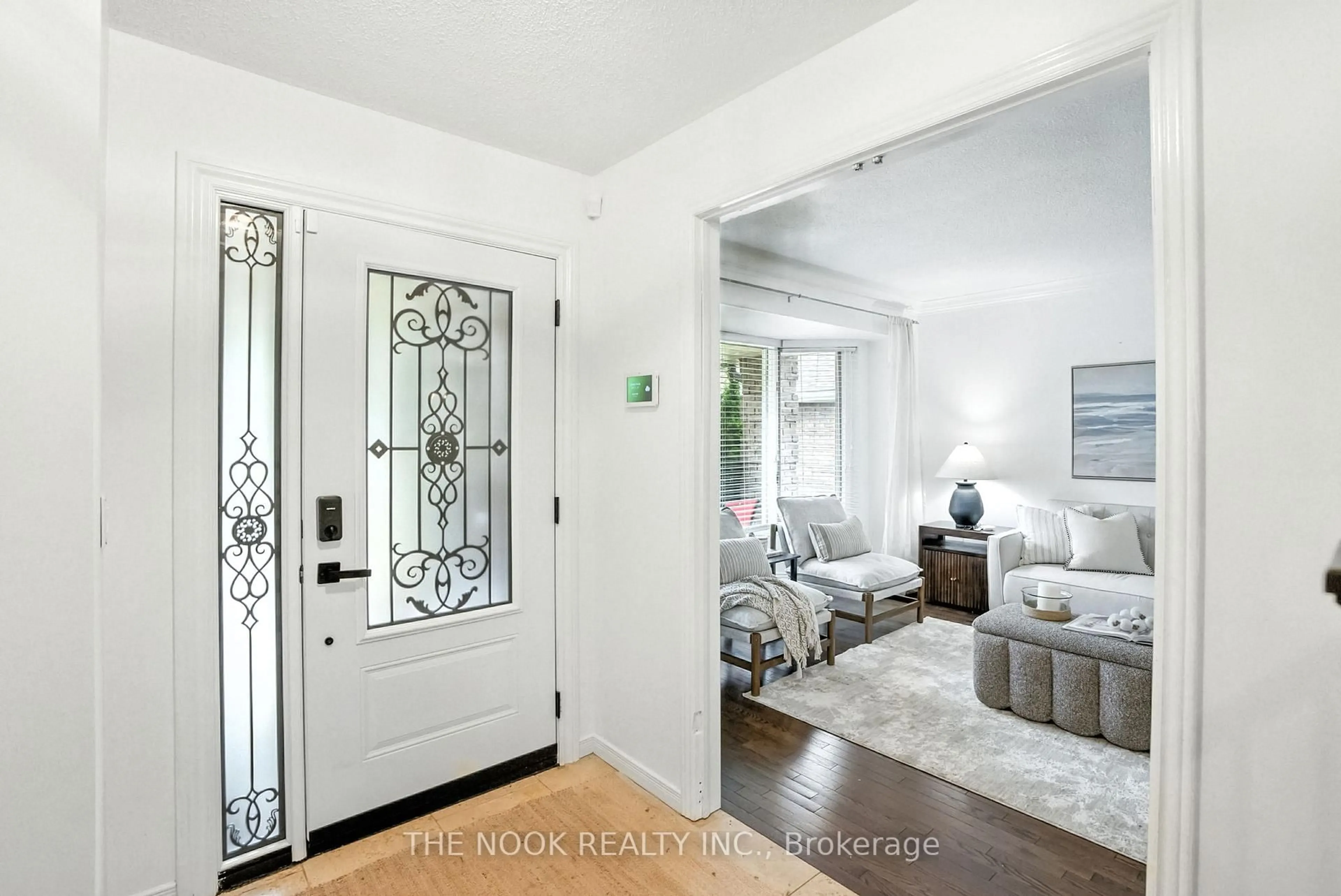Indoor entryway for 204 Eastlawn St, Oshawa Ontario L1H 8J1