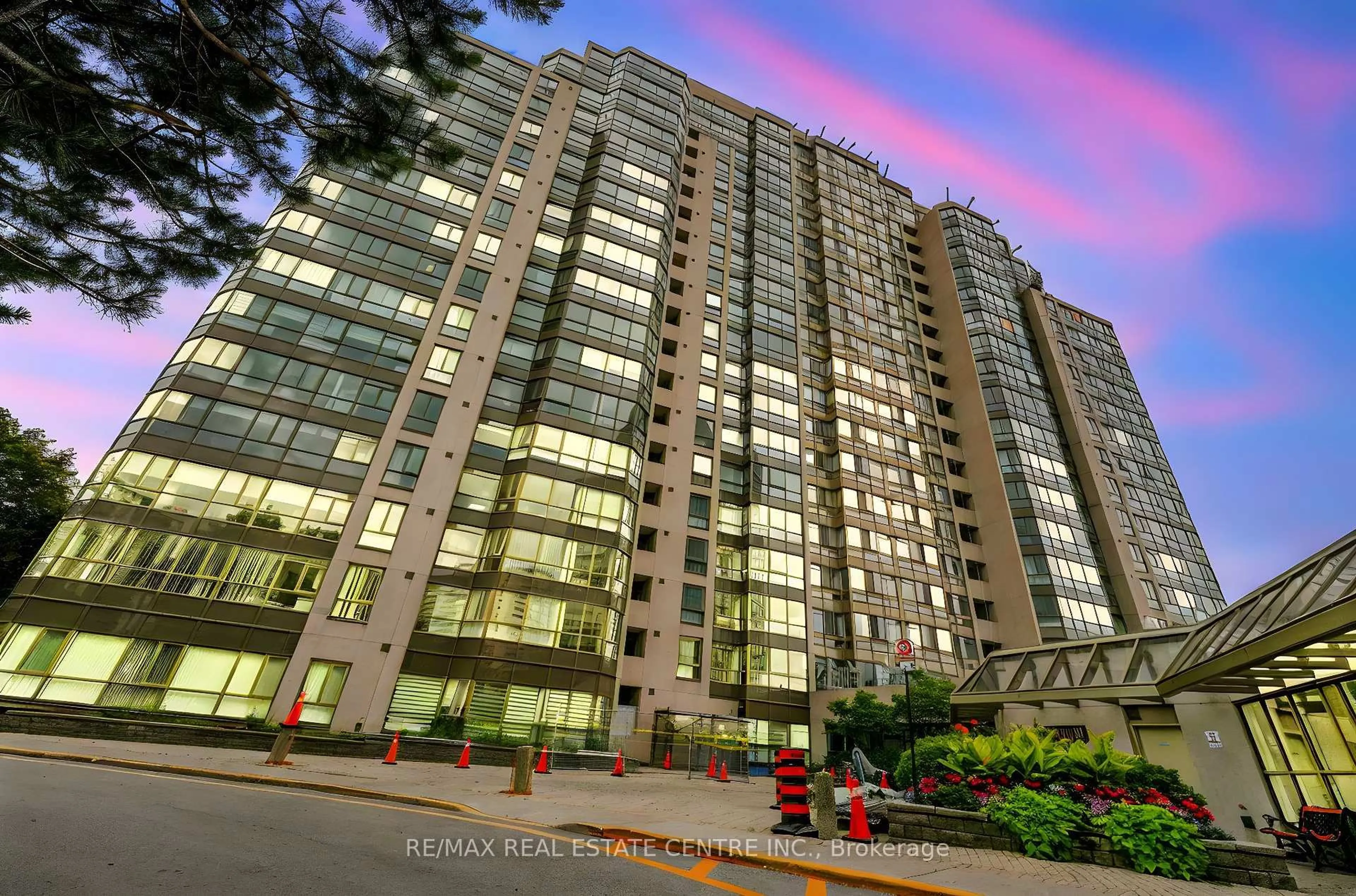 Indoor foyer for 3233 Eglinton Ave #407, Toronto Ontario M1J 3N6