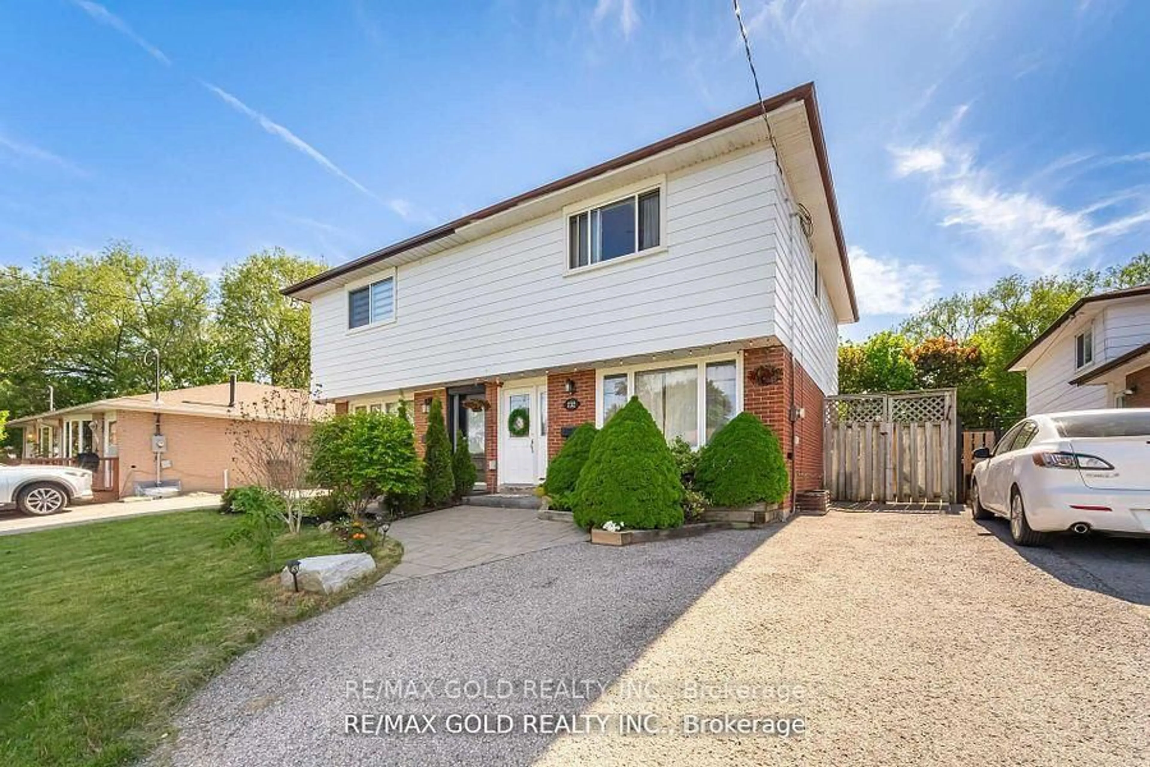 A pic from outside/outdoor area/front of a property/back of a property/a pic from drone, street for 232 Durham St, Oshawa Ontario L1J 5R3