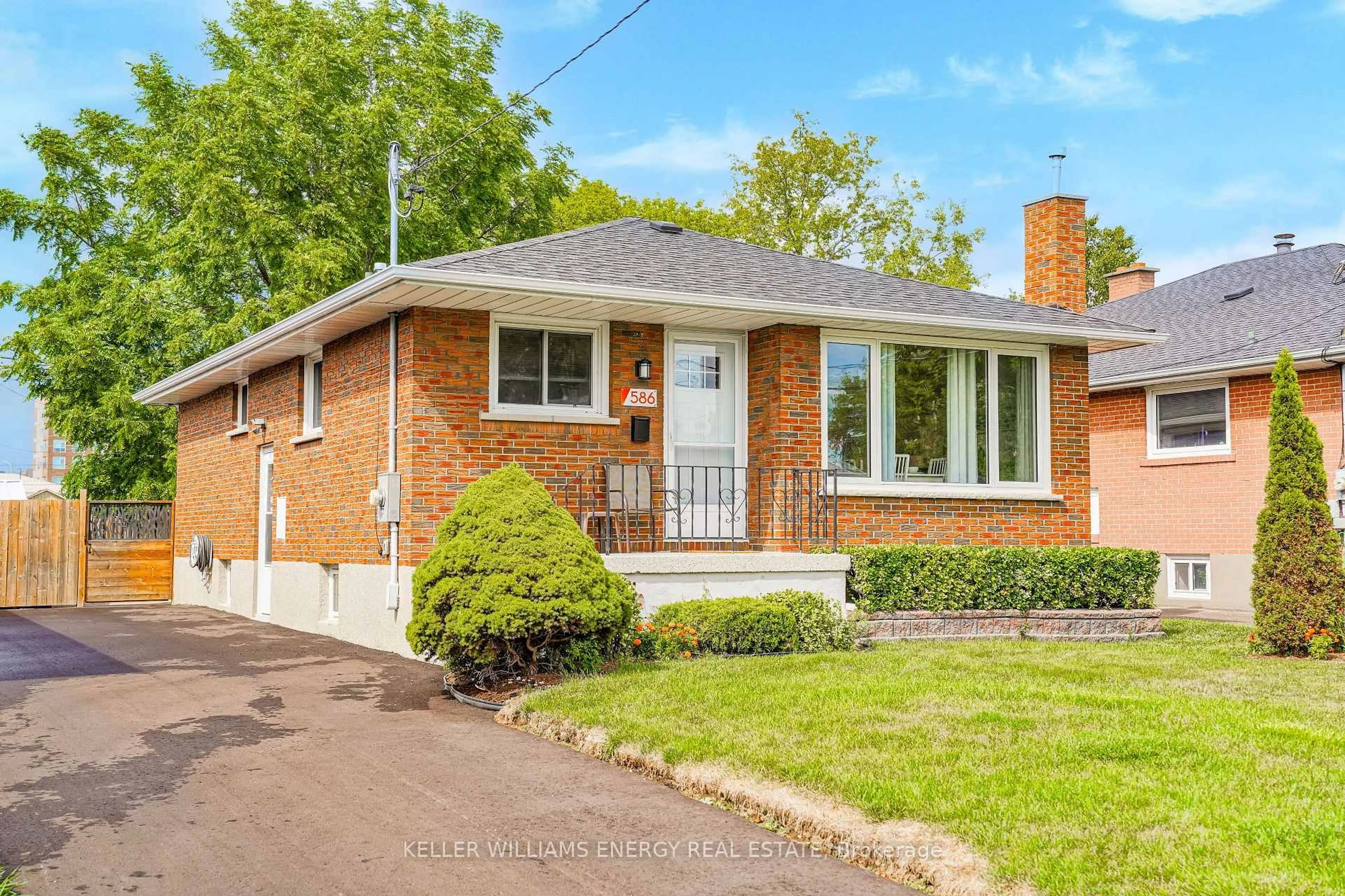 Home with brick exterior material, street for 586 Montcalm Ave, Oshawa Ontario L1J 2H1
