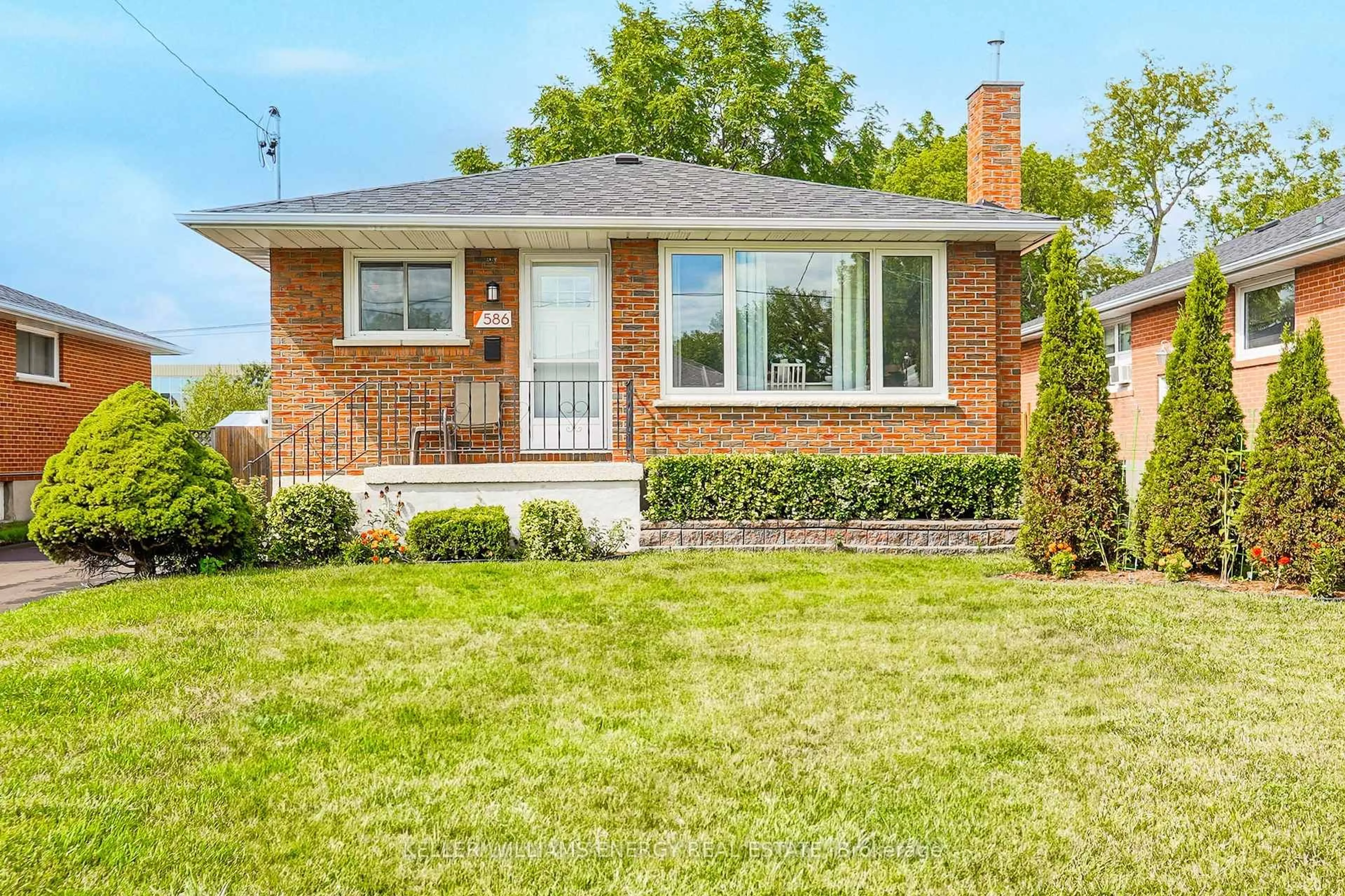 Home with brick exterior material, street for 586 Montcalm Ave, Oshawa Ontario L1J 2H1