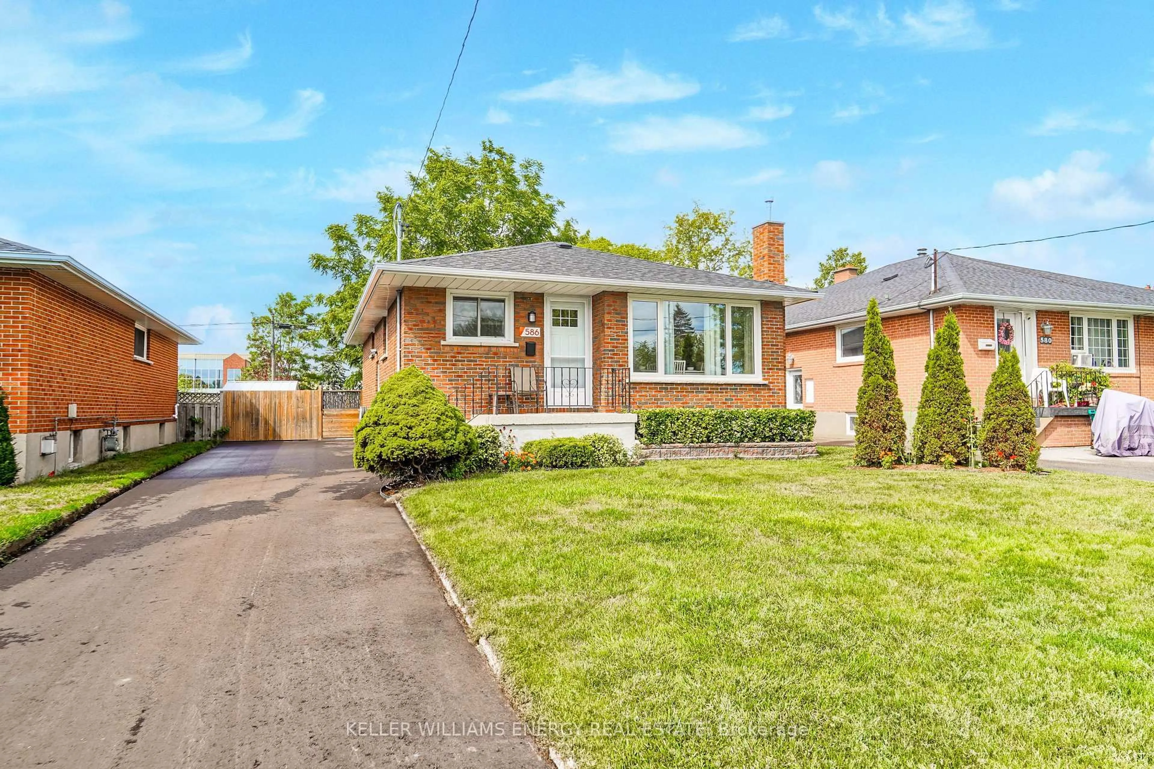 Home with brick exterior material, street for 586 Montcalm Ave, Oshawa Ontario L1J 2H1