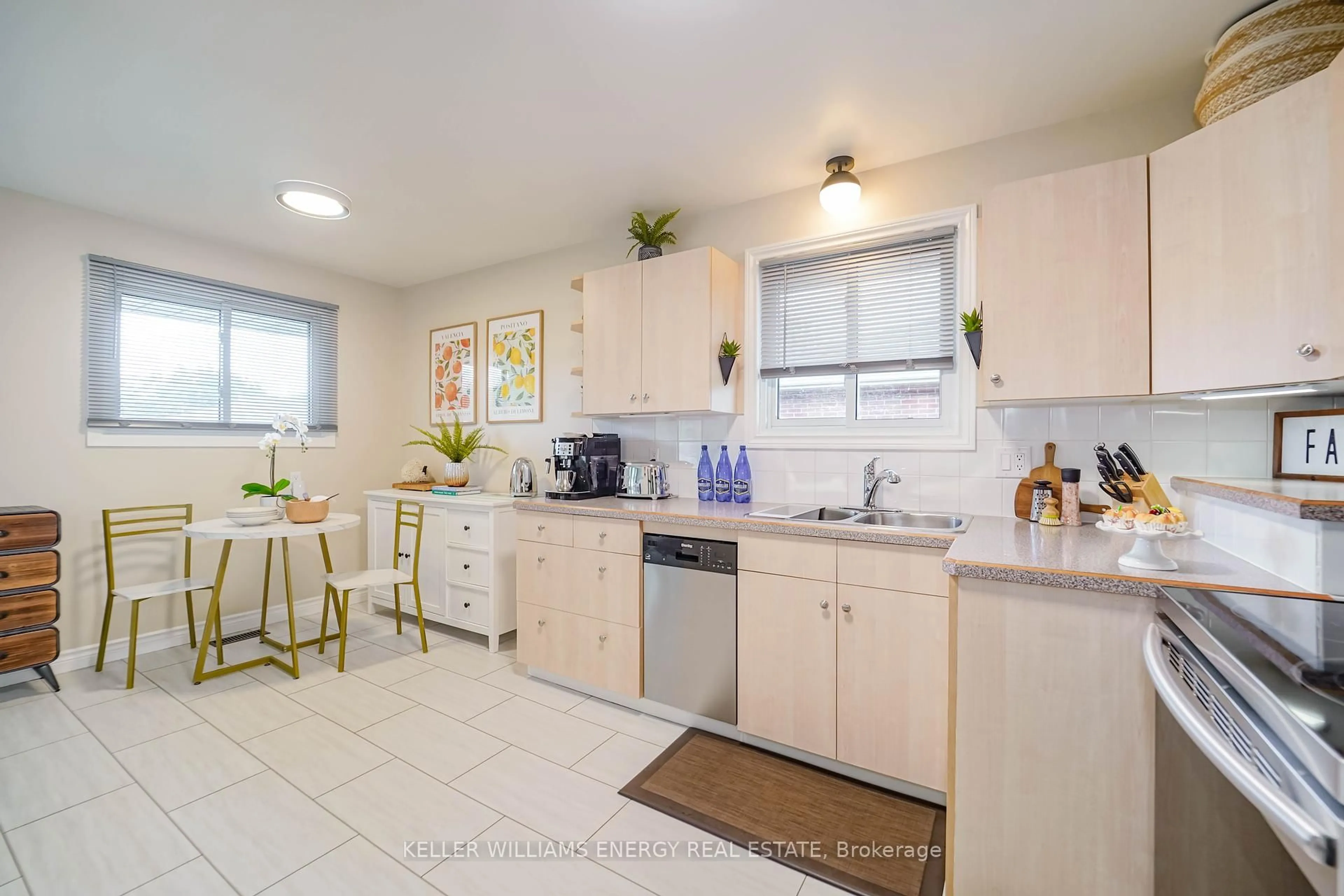 Standard kitchen, ceramic/tile floor for 586 Montcalm Ave, Oshawa Ontario L1J 2H1