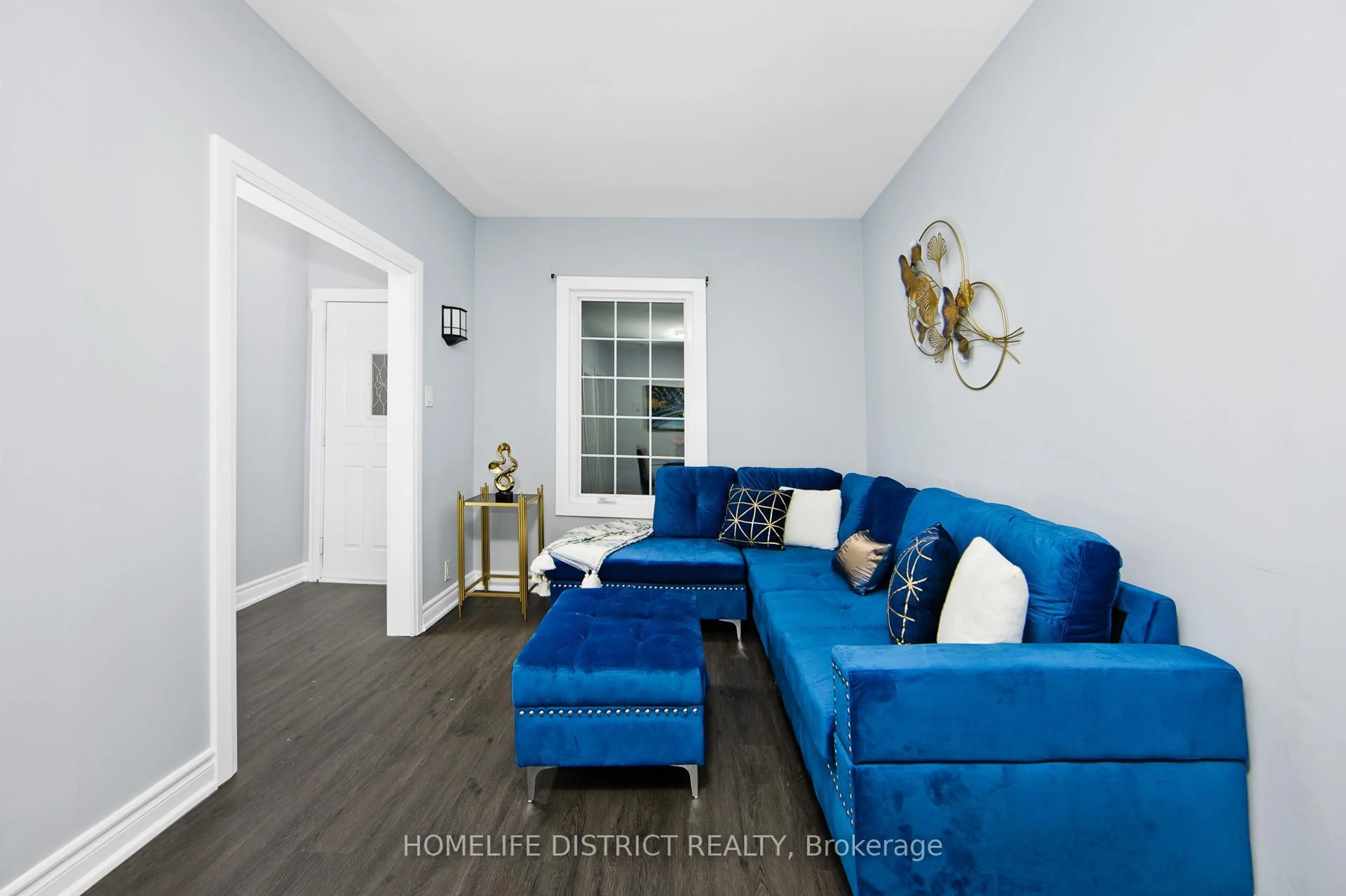 Living room with furniture, wood/laminate floor for 26 Brock St, Oshawa Ontario L1G 1R9