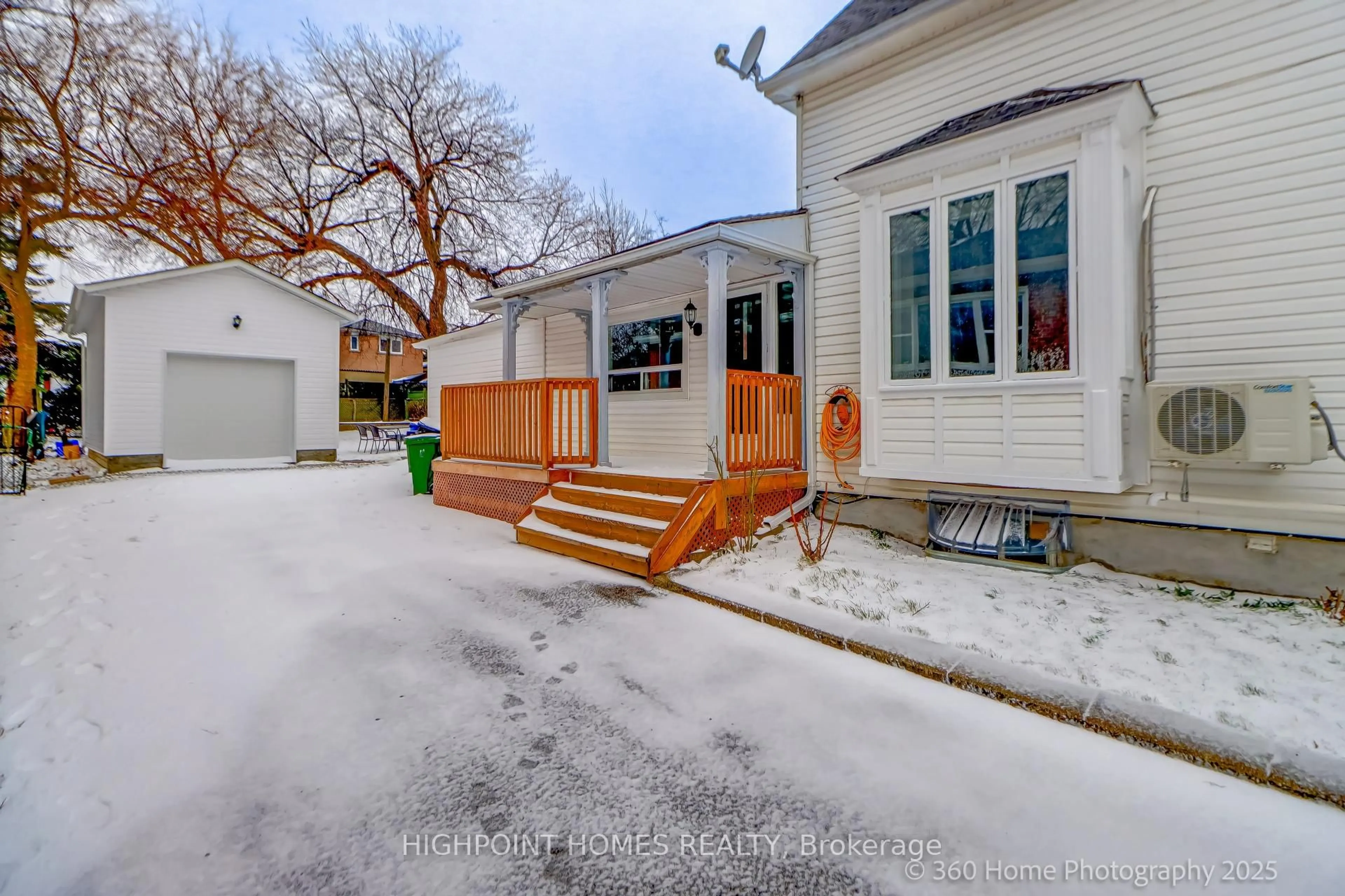 A pic from outside/outdoor area/front of a property/back of a property/a pic from drone, street for 50 South Woodrow Blvd, Toronto Ontario M1N 3L6