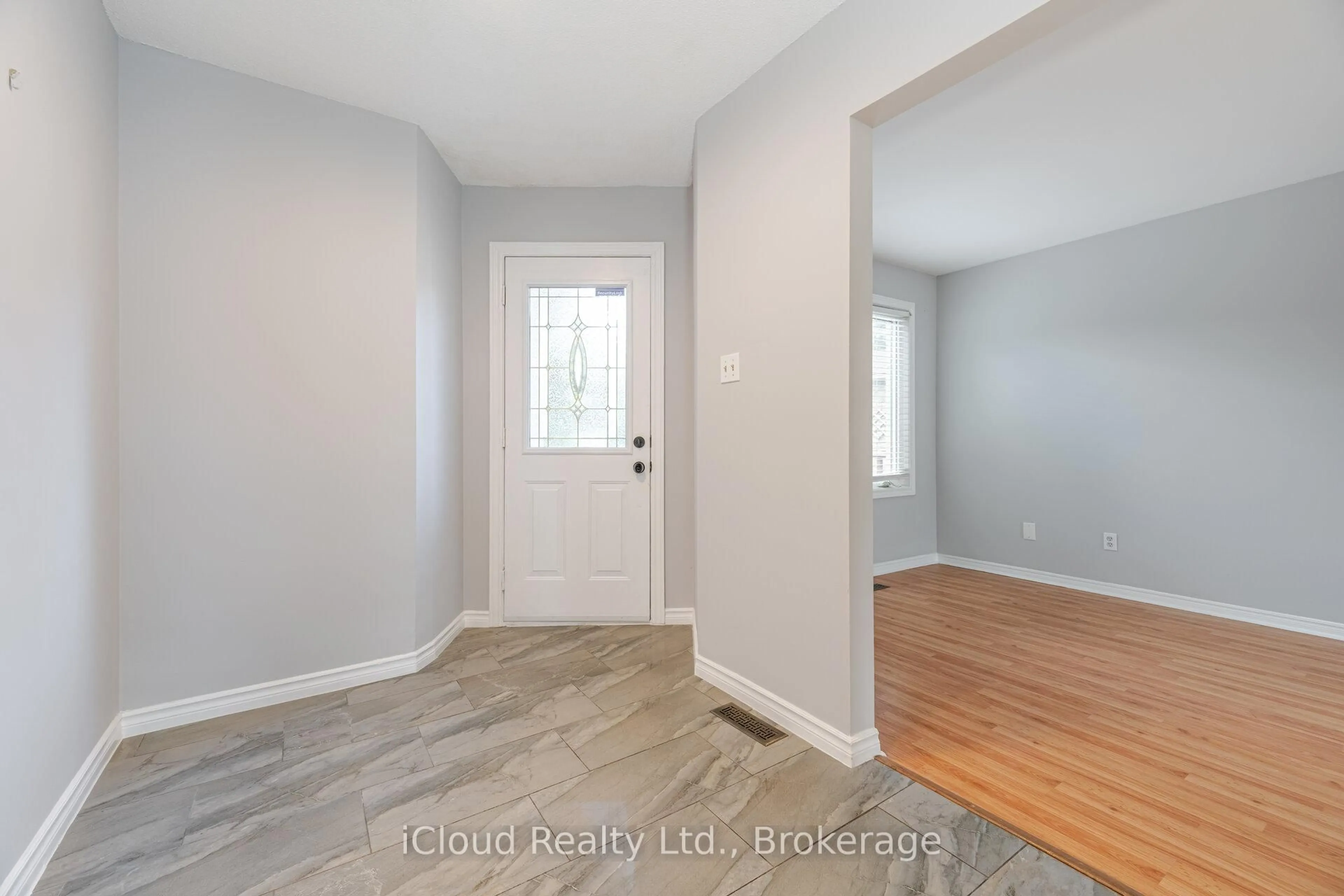 Indoor entryway for 2015 Shay Dr, Pickering Ontario L1X 1Y1