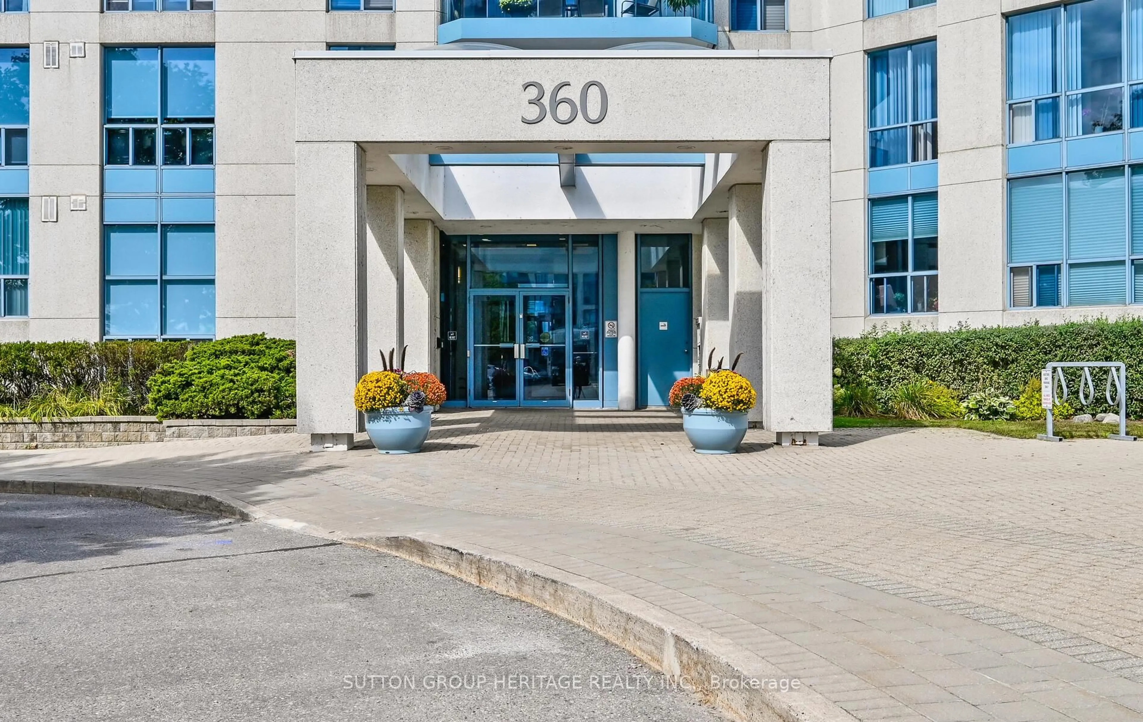 Indoor foyer for 360 Watson St #908, Whitby Ontario L1N 9G2