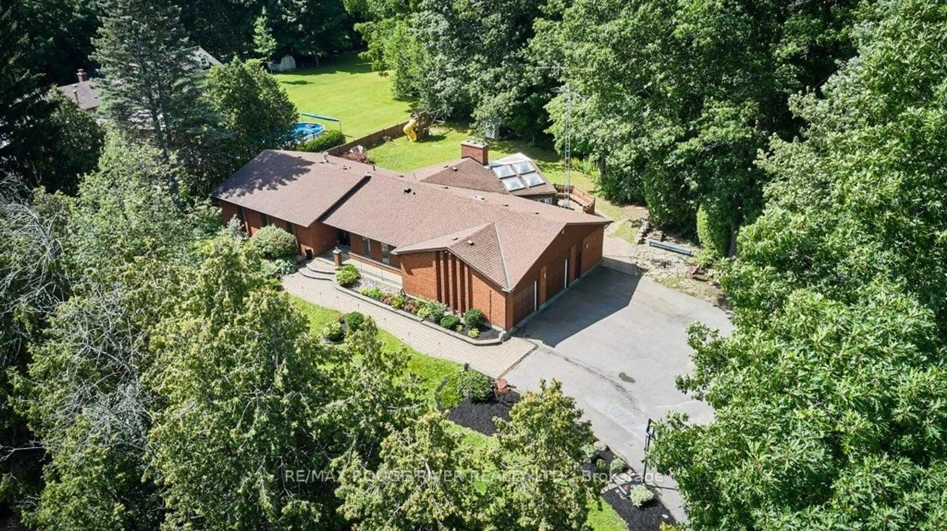A pic from outside/outdoor area/front of a property/back of a property/a pic from drone, building for 112 Old Varcoe Rd, Clarington Ontario L1E 2K4