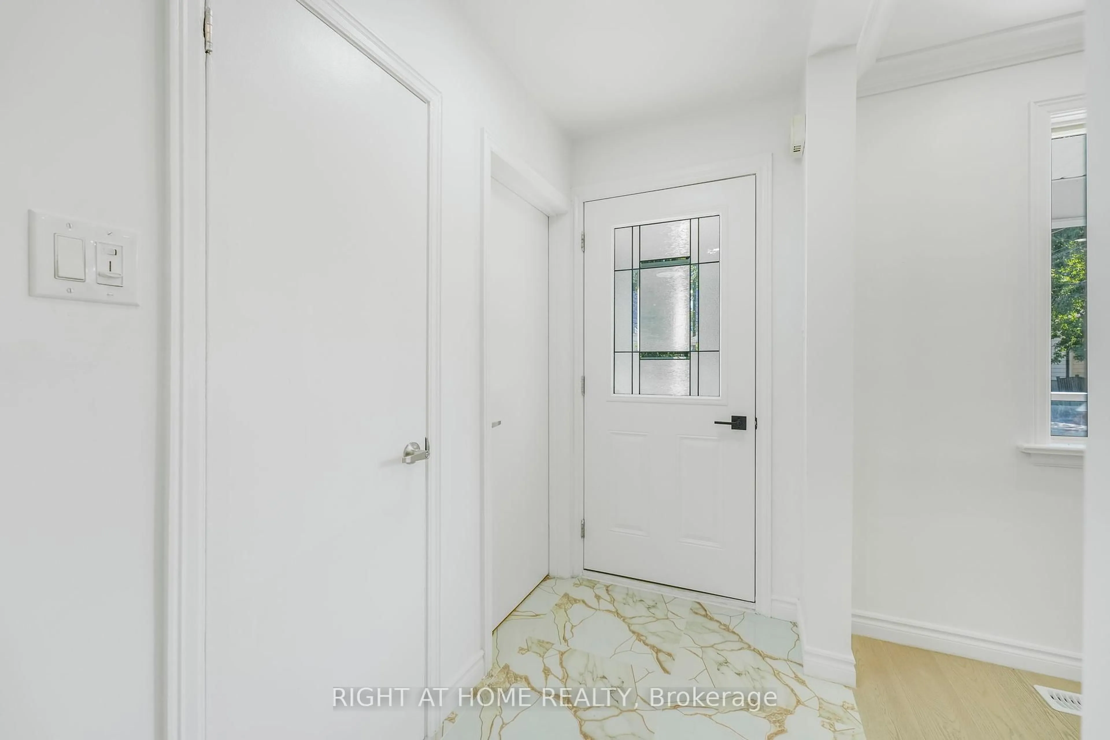 Indoor entryway for 36 Vanbrugh Ave, Toronto Ontario M1N 3S9