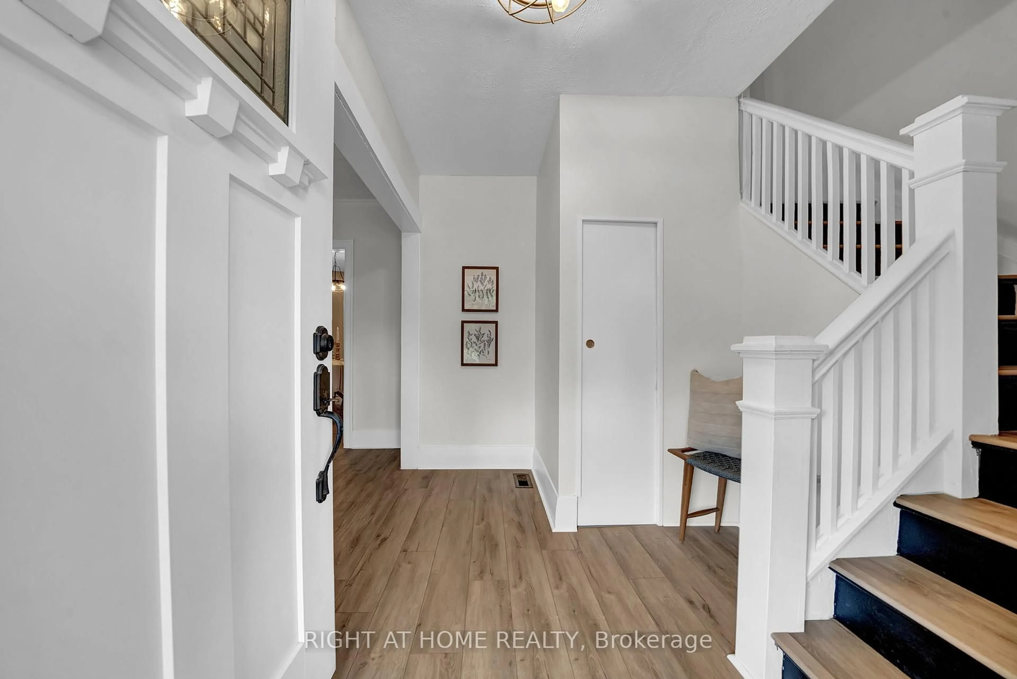 Indoor entryway for 840 Oshawa Blvd, Oshawa Ontario L1G 5V6