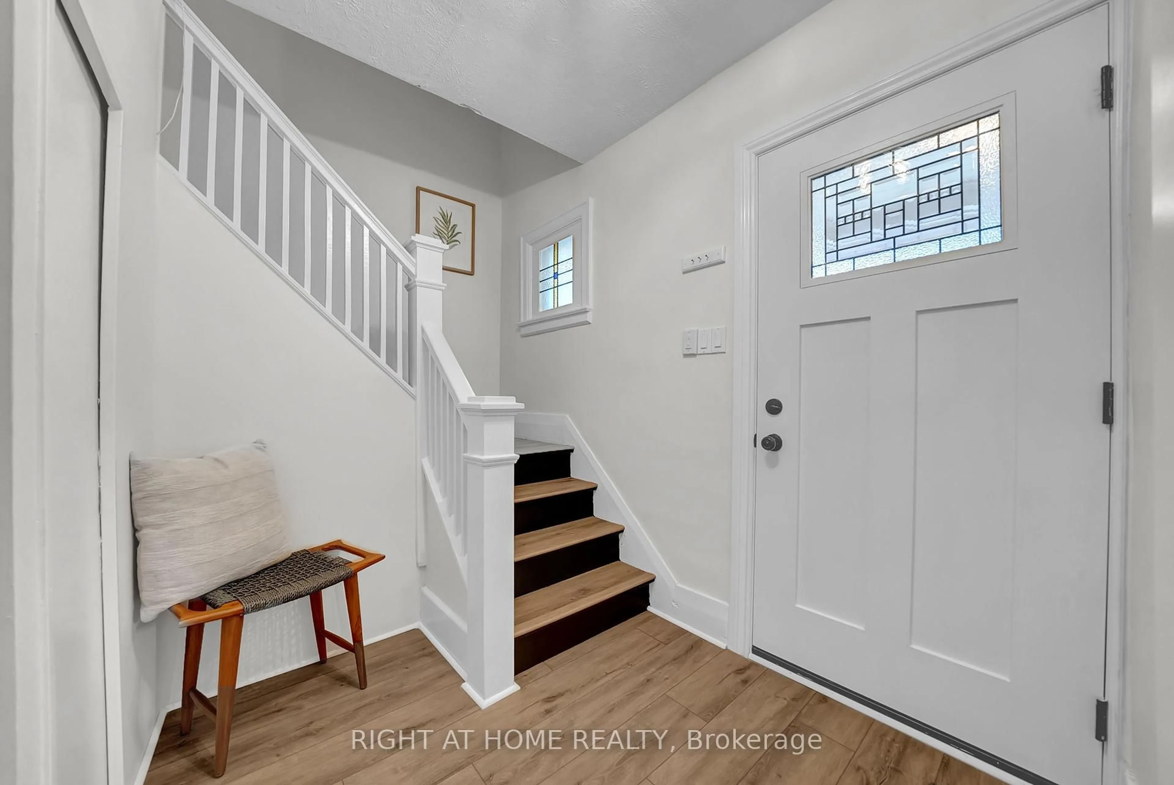Indoor entryway for 840 Oshawa Blvd, Oshawa Ontario L1G 5V6