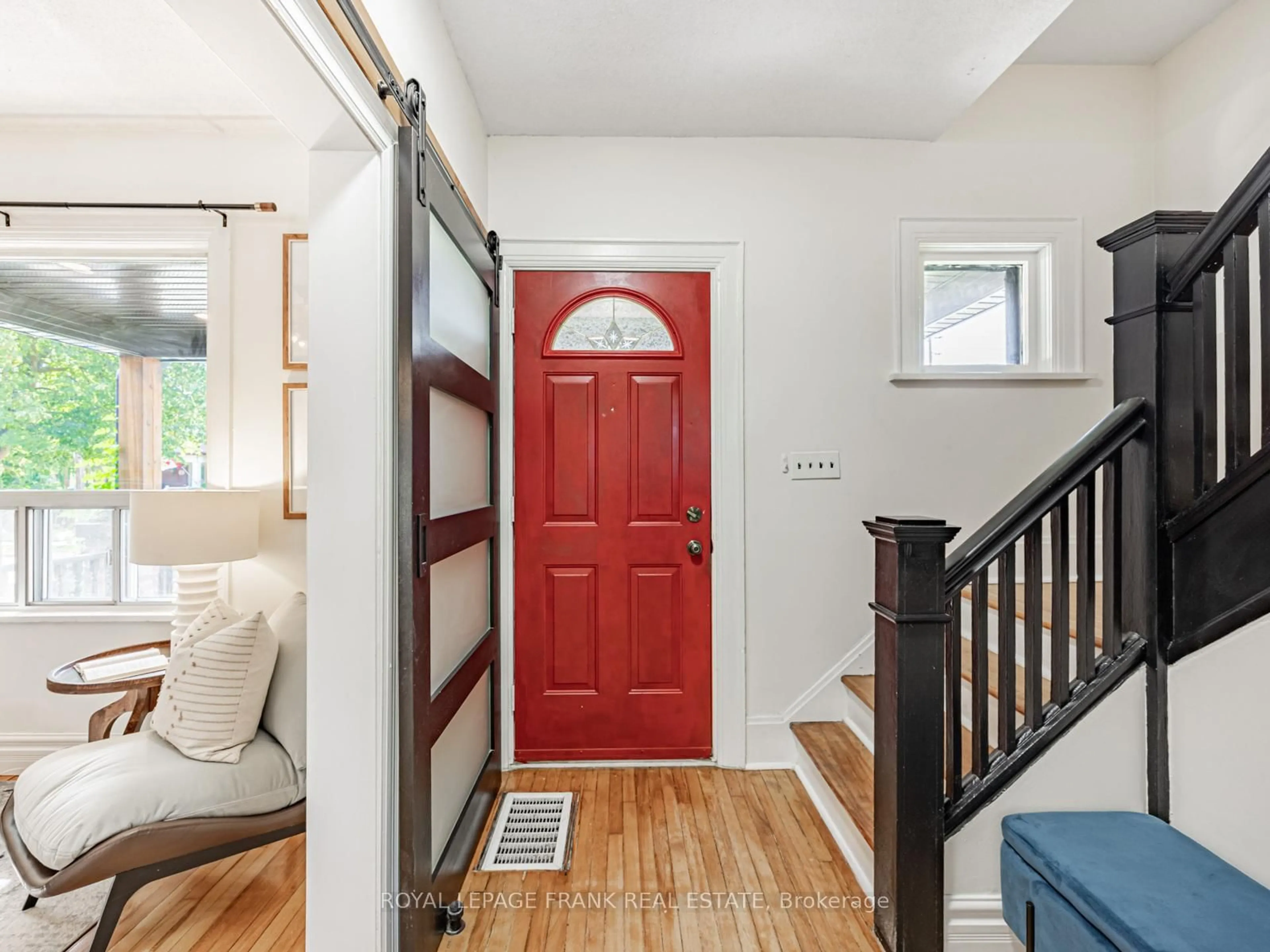 Indoor entryway for 330 Arthur St, Oshawa Ontario L1H 1P3