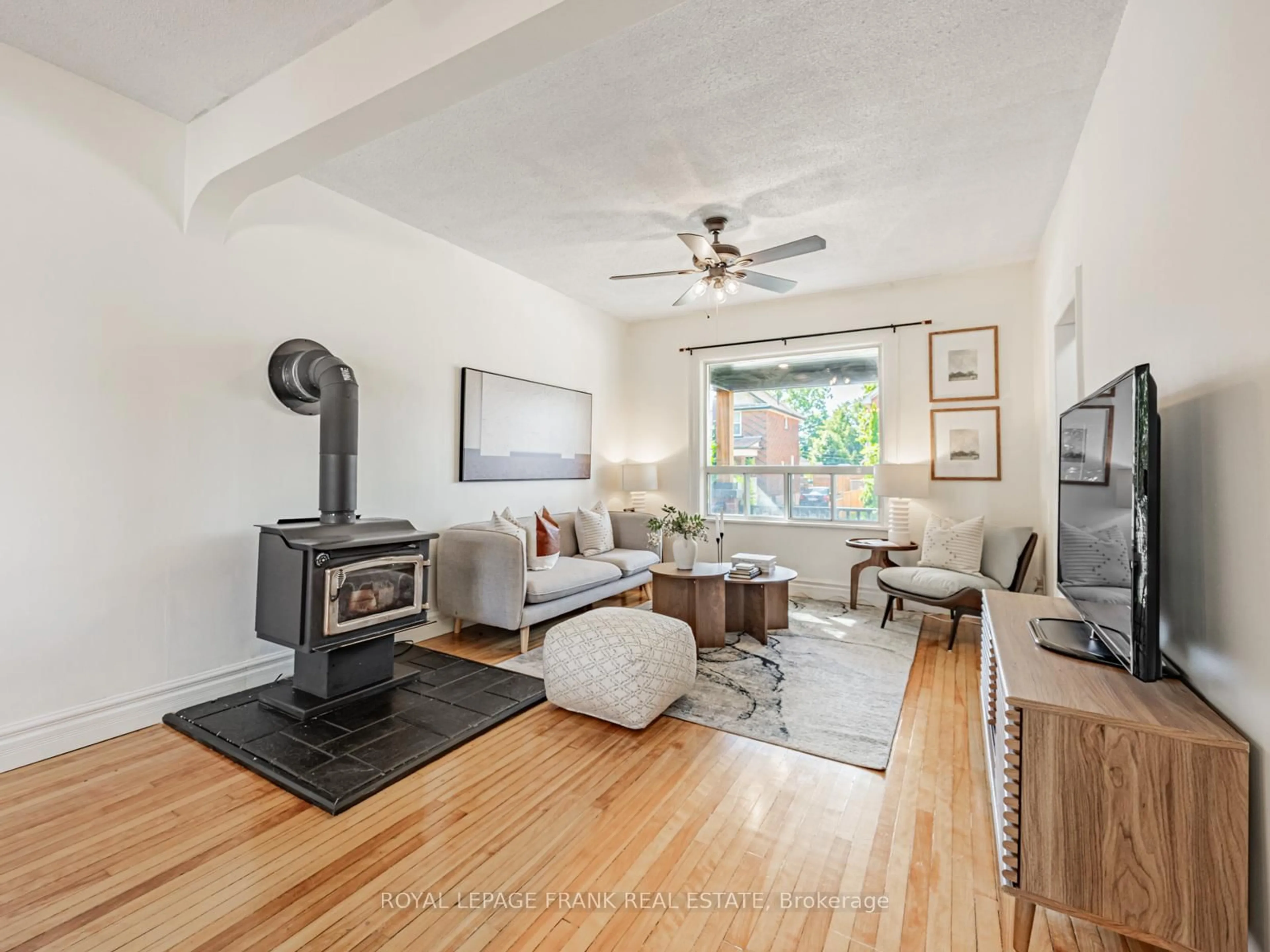 Living room with furniture, unknown for 330 Arthur St, Oshawa Ontario L1H 1P3