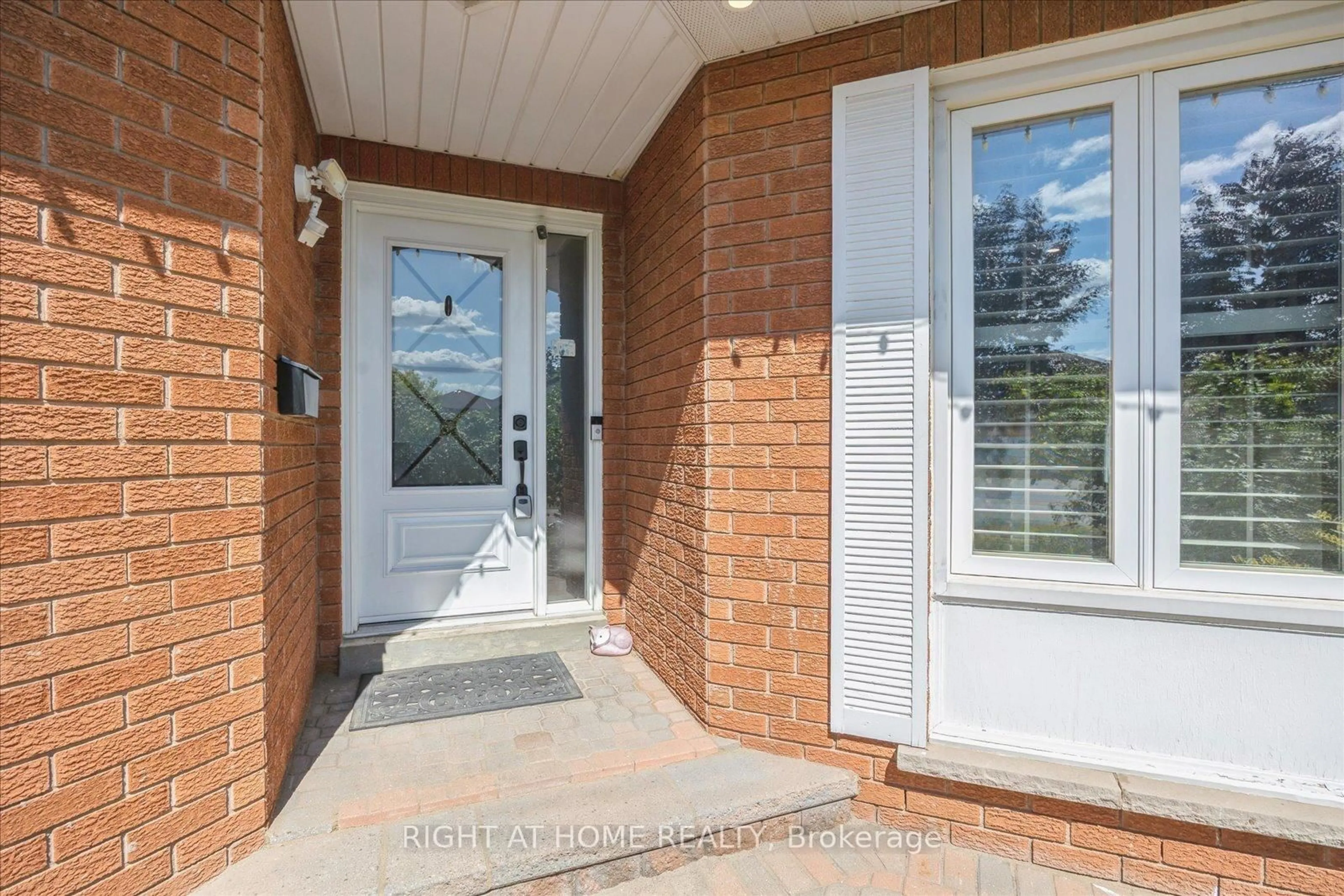 Indoor entryway for 1815 Westcreek Dr, Pickering Ontario L1V 6K2