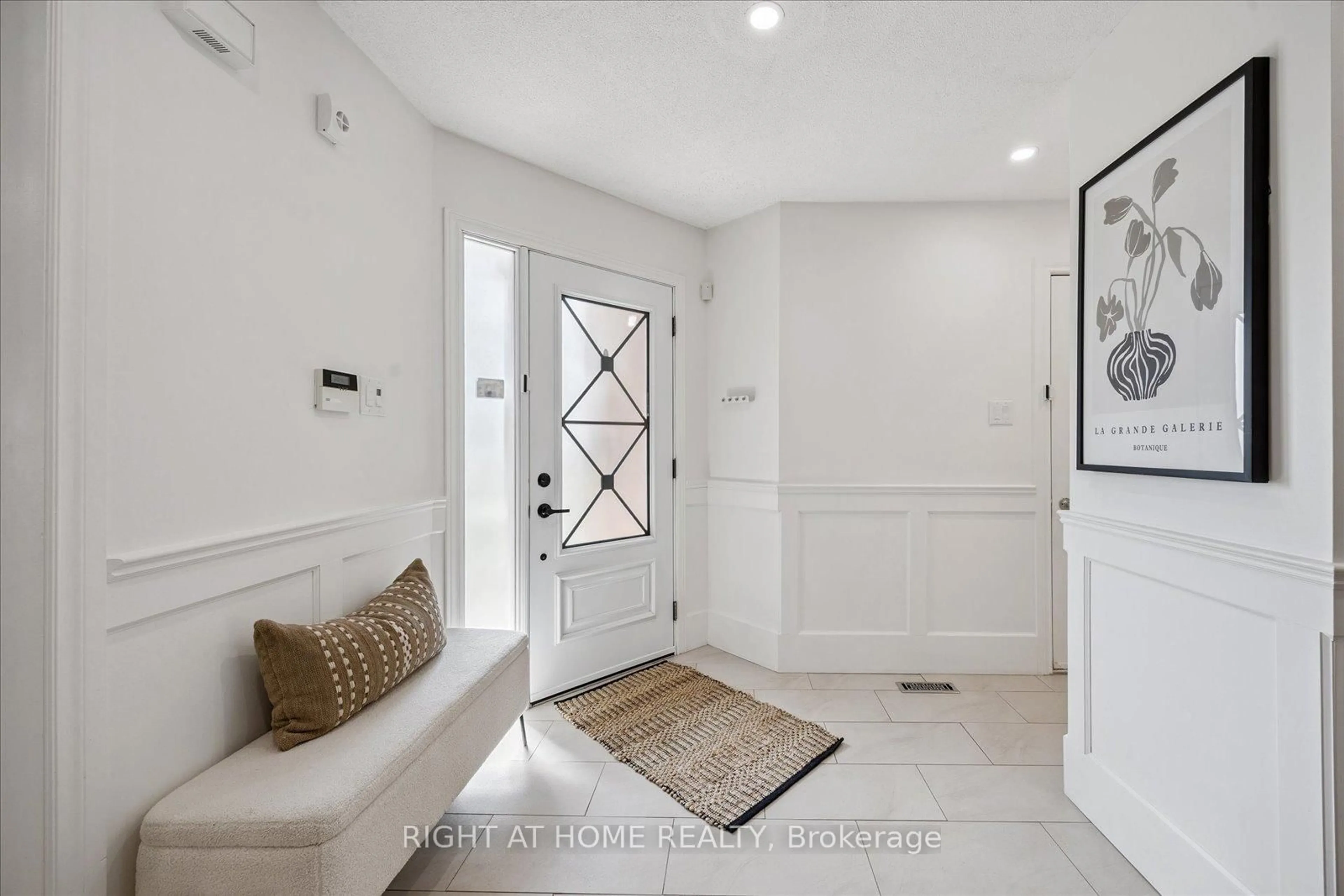 Indoor entryway for 1815 Westcreek Dr, Pickering Ontario L1V 6K2