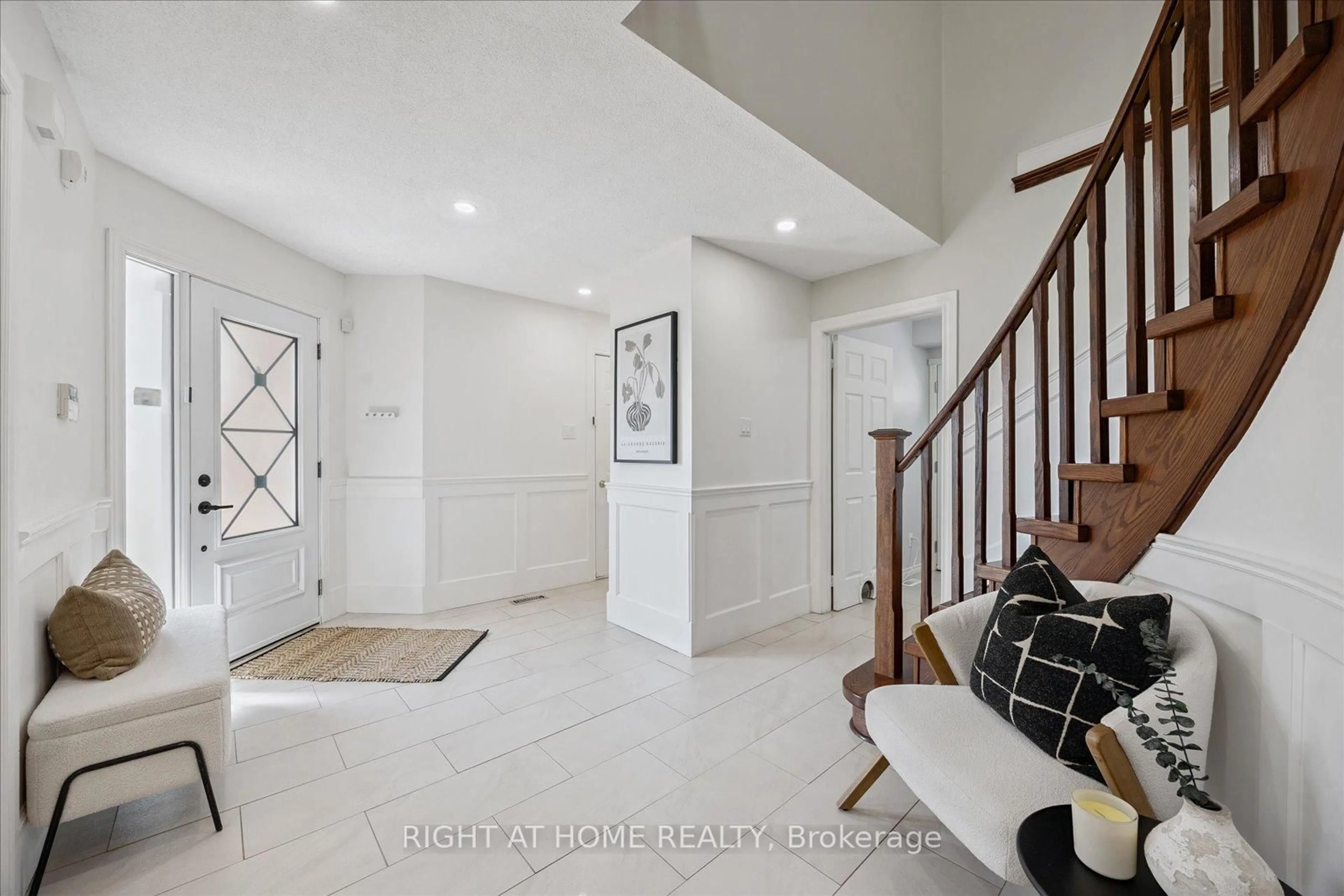 Indoor entryway for 1815 Westcreek Dr, Pickering Ontario L1V 6K2
