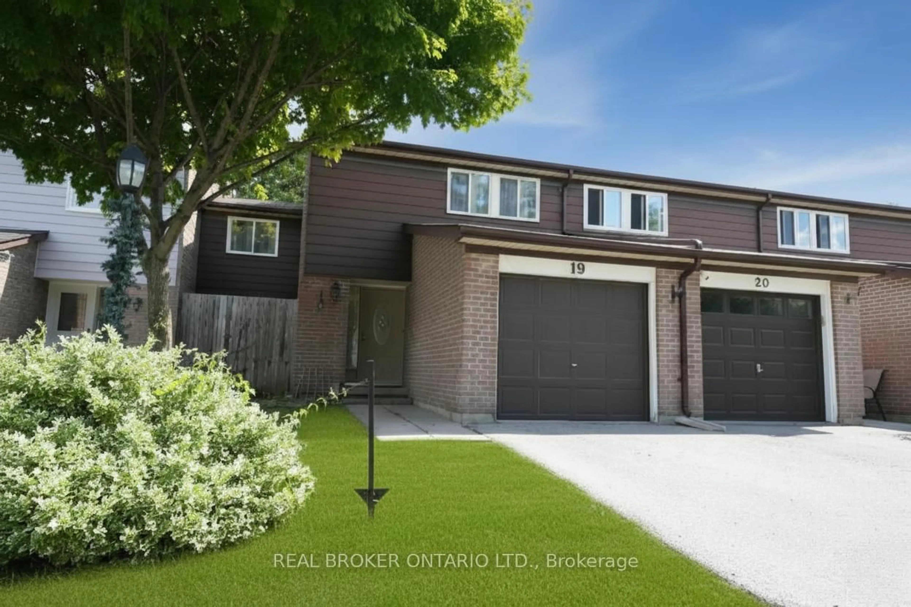 Home with brick exterior material, street for 350 Camelot Crt #19, Oshawa Ontario L1G 6P7