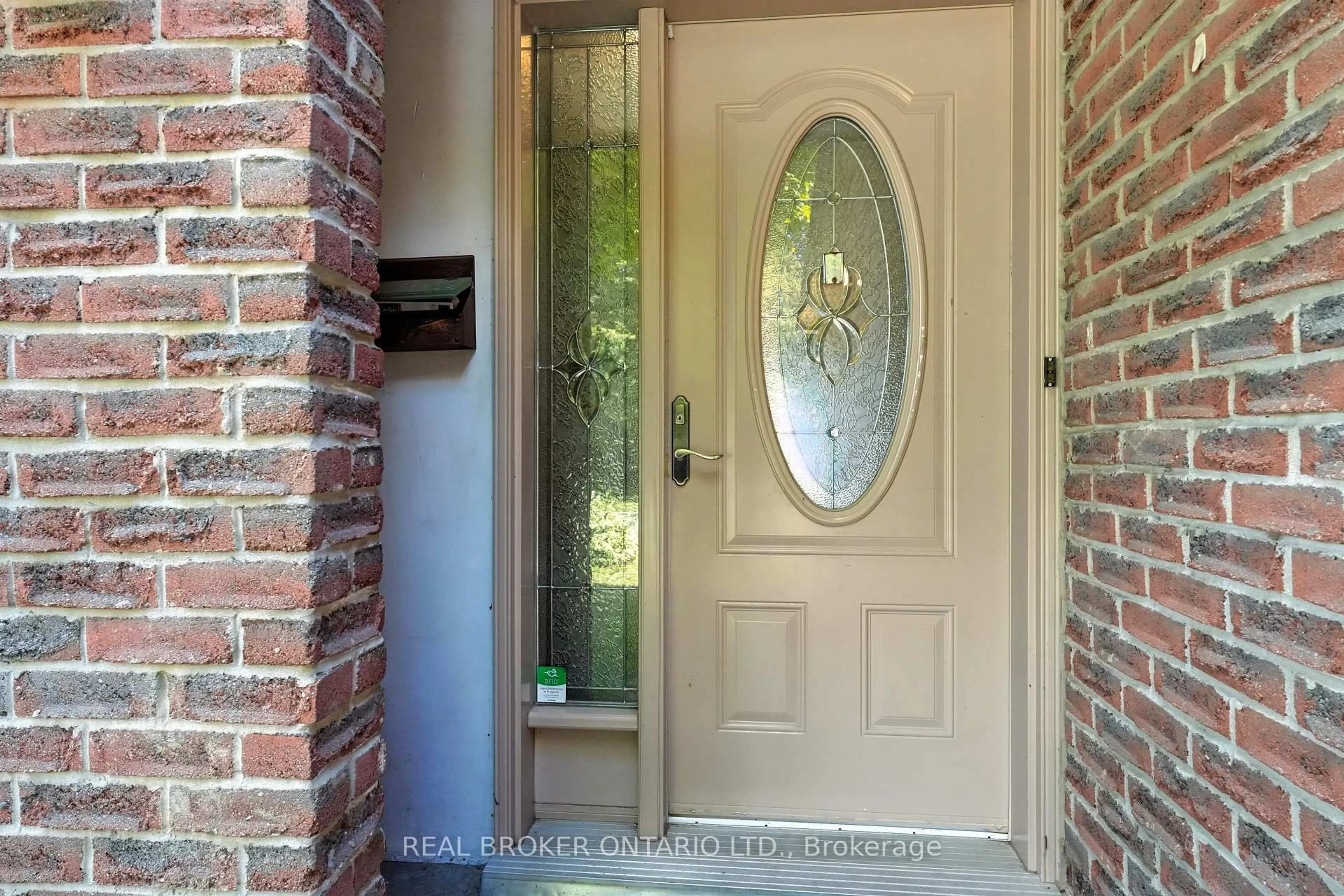Indoor entryway for 350 Camelot Crt #19, Oshawa Ontario L1G 6P7